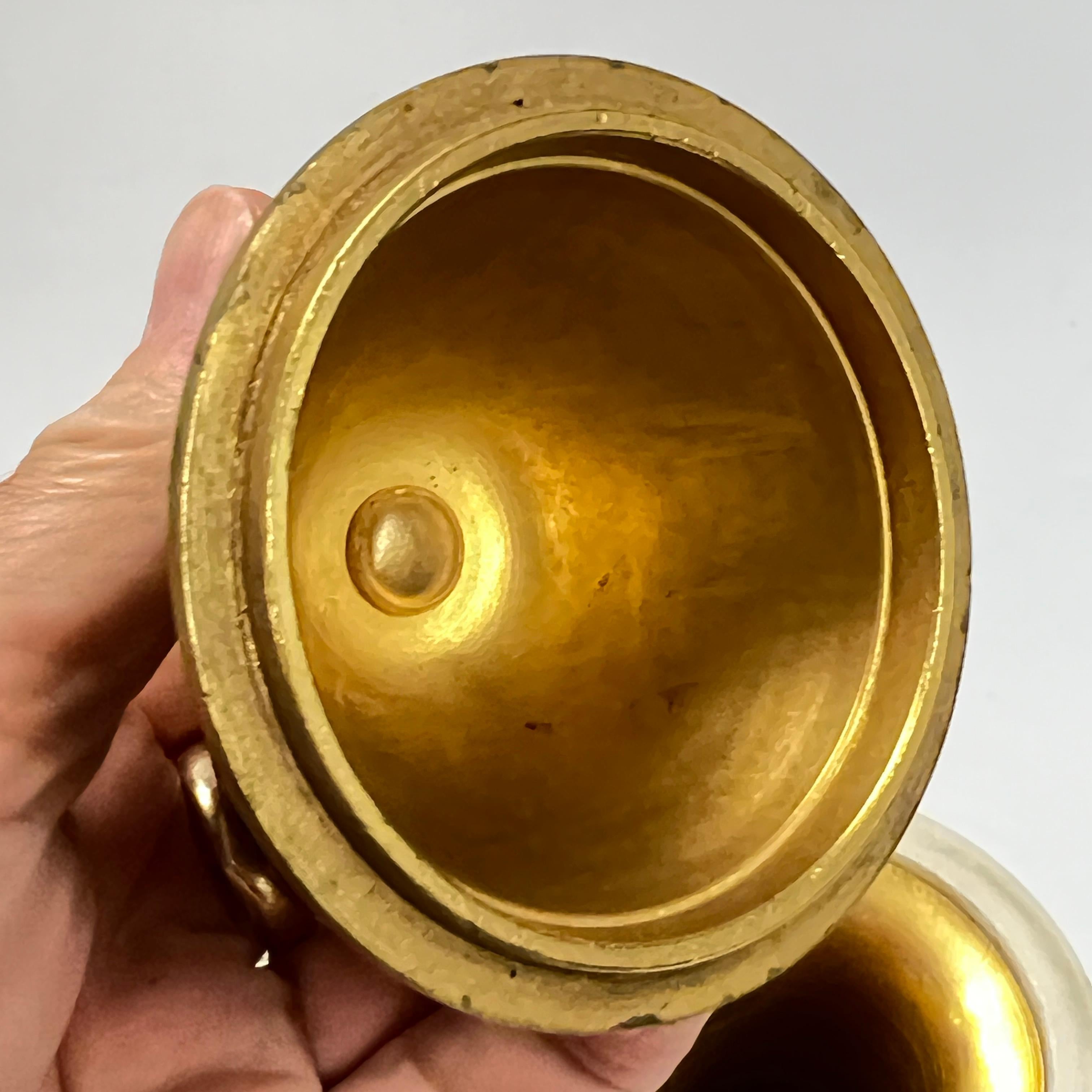 Coppia di urne francesi Luigi XVI del XIX secolo in bronzo ornato di marmo bianco in vendita 6