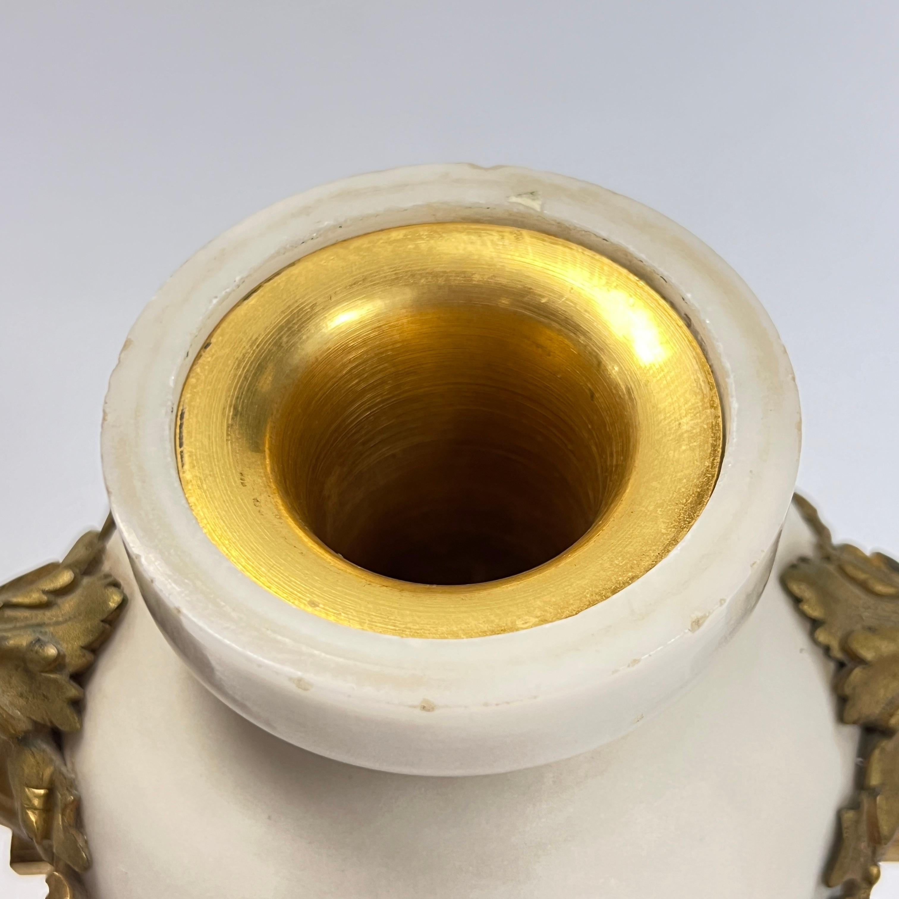 Coppia di urne francesi Luigi XVI del XIX secolo in bronzo ornato di marmo bianco in vendita 7