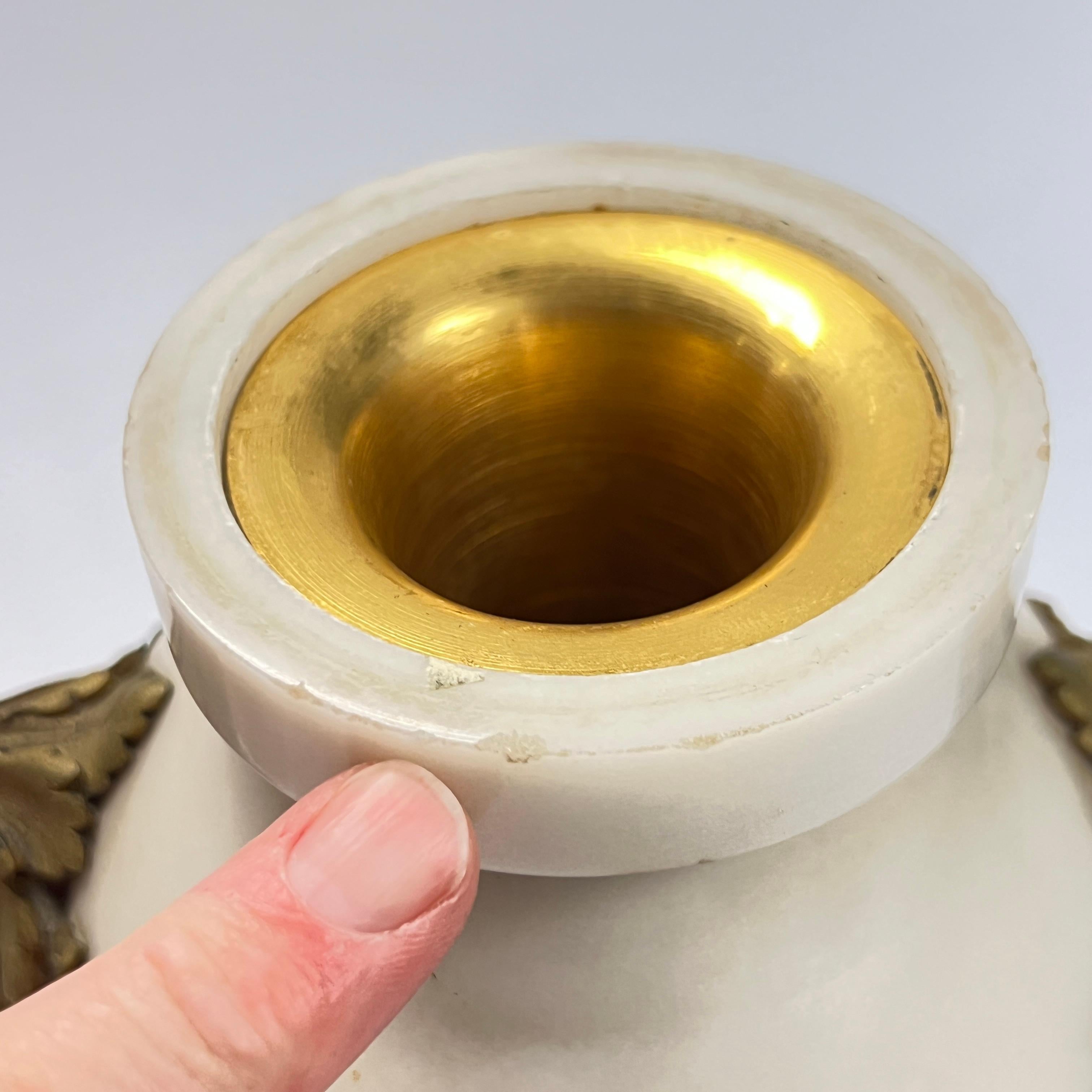 Coppia di urne francesi Luigi XVI del XIX secolo in bronzo ornato di marmo bianco in vendita 8