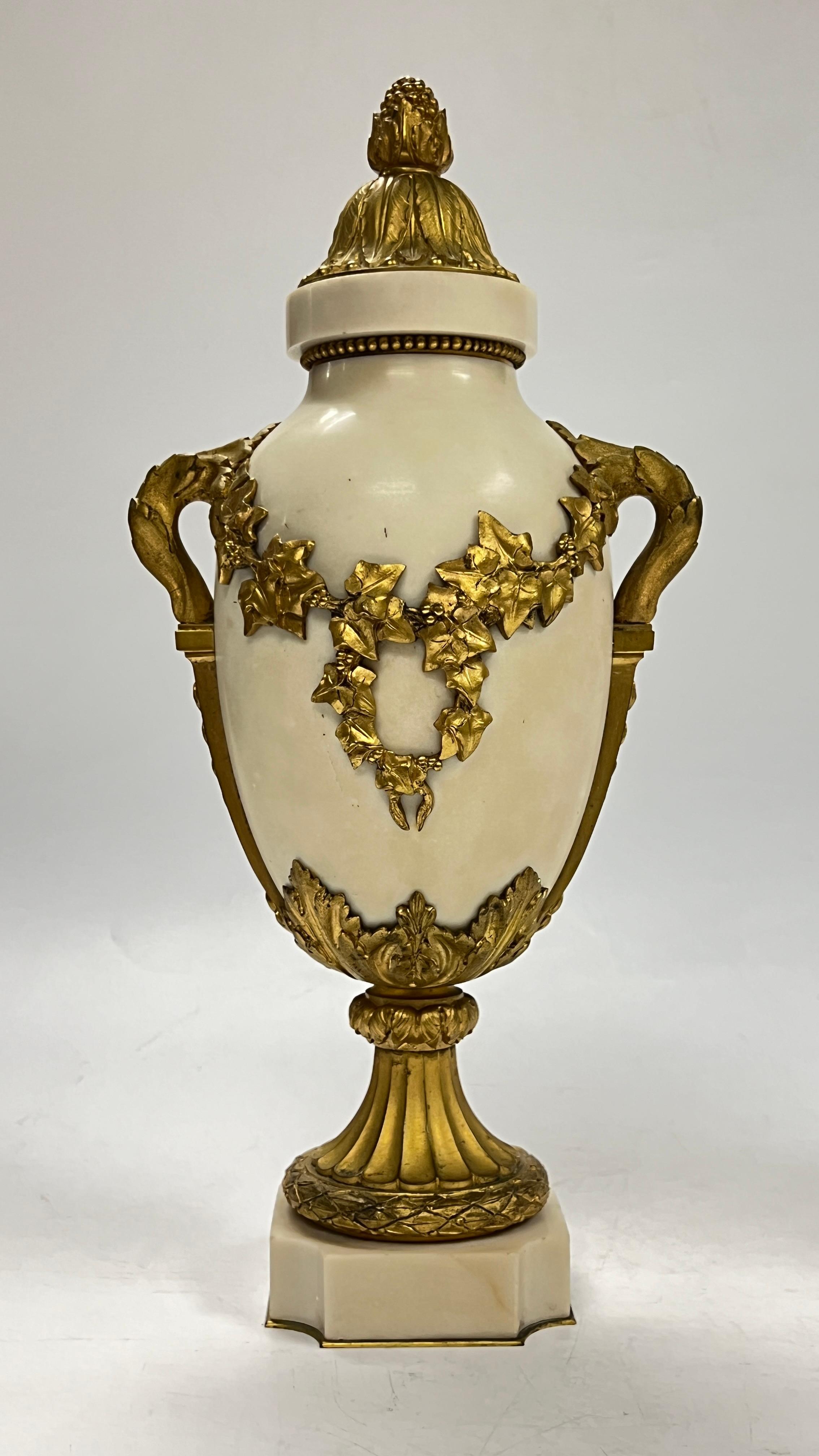 Coppia di urne francesi Luigi XVI del XIX secolo in bronzo ornato di marmo bianco in vendita 9