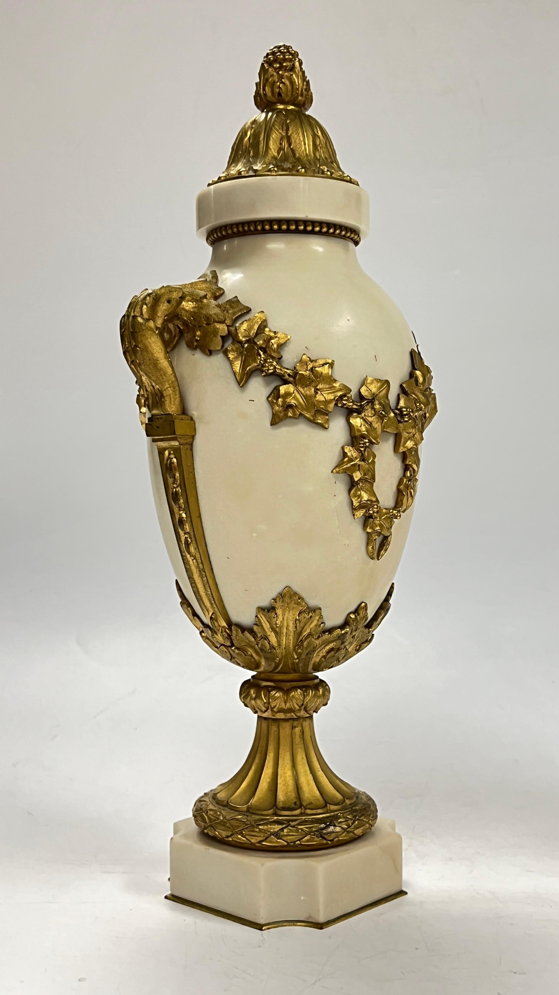 Coppia di urne francesi Luigi XVI del XIX secolo in bronzo ornato di marmo bianco in vendita 10