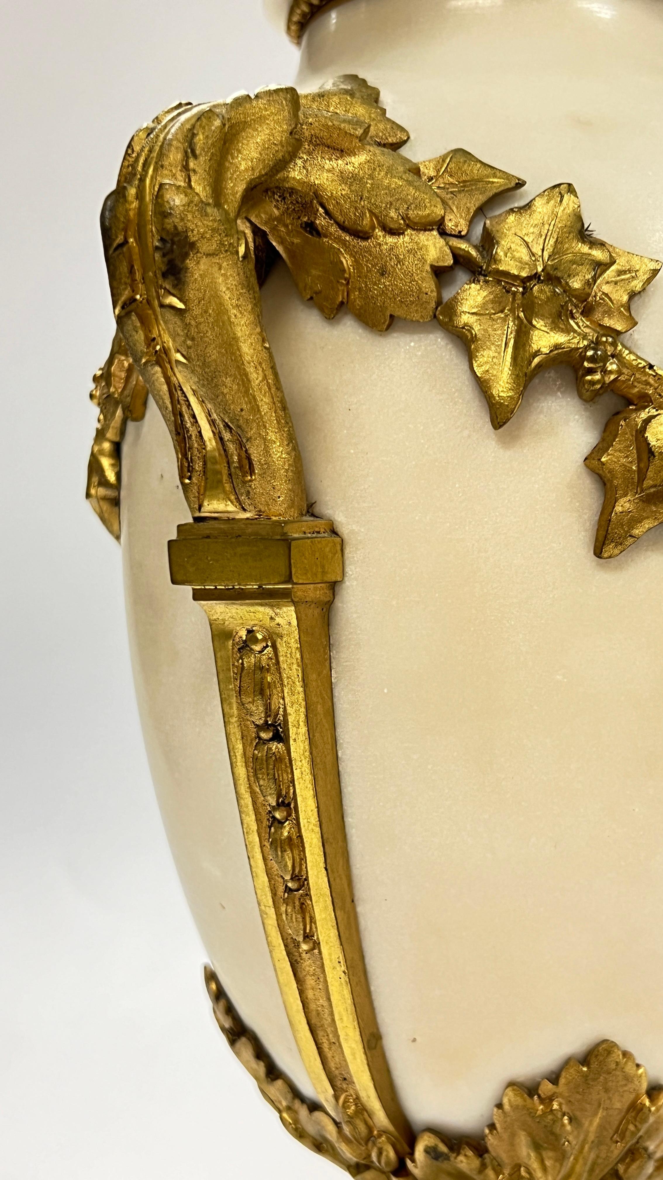 Coppia di urne francesi Luigi XVI del XIX secolo in bronzo ornato di marmo bianco in vendita 12