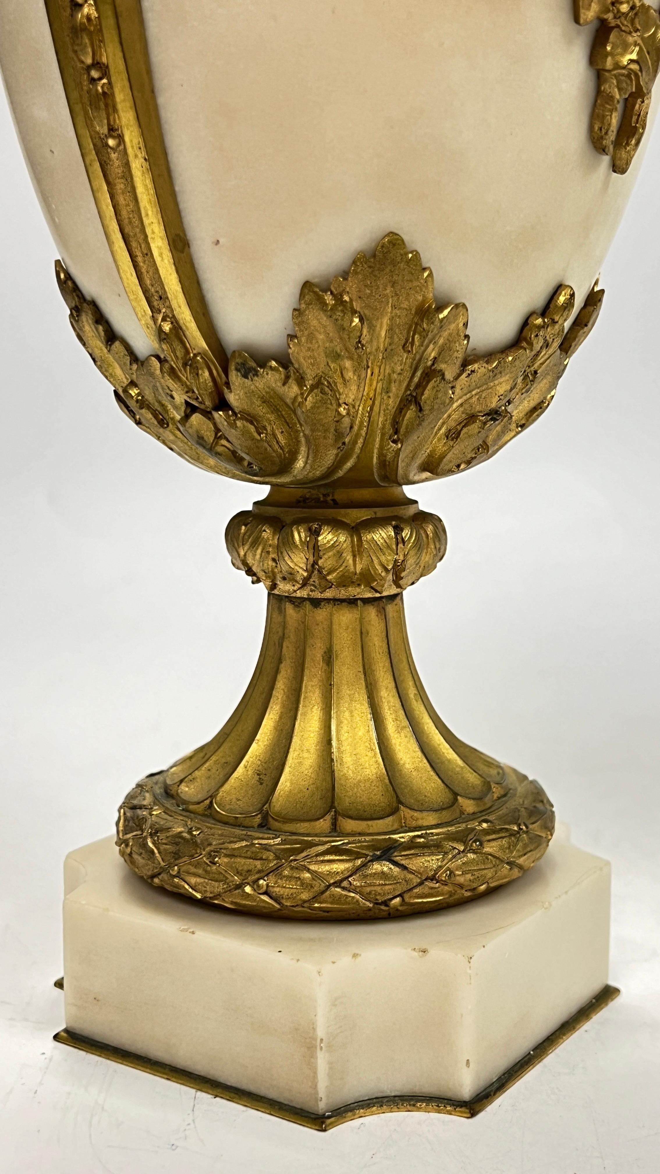Coppia di urne francesi Luigi XVI del XIX secolo in bronzo ornato di marmo bianco in vendita 13