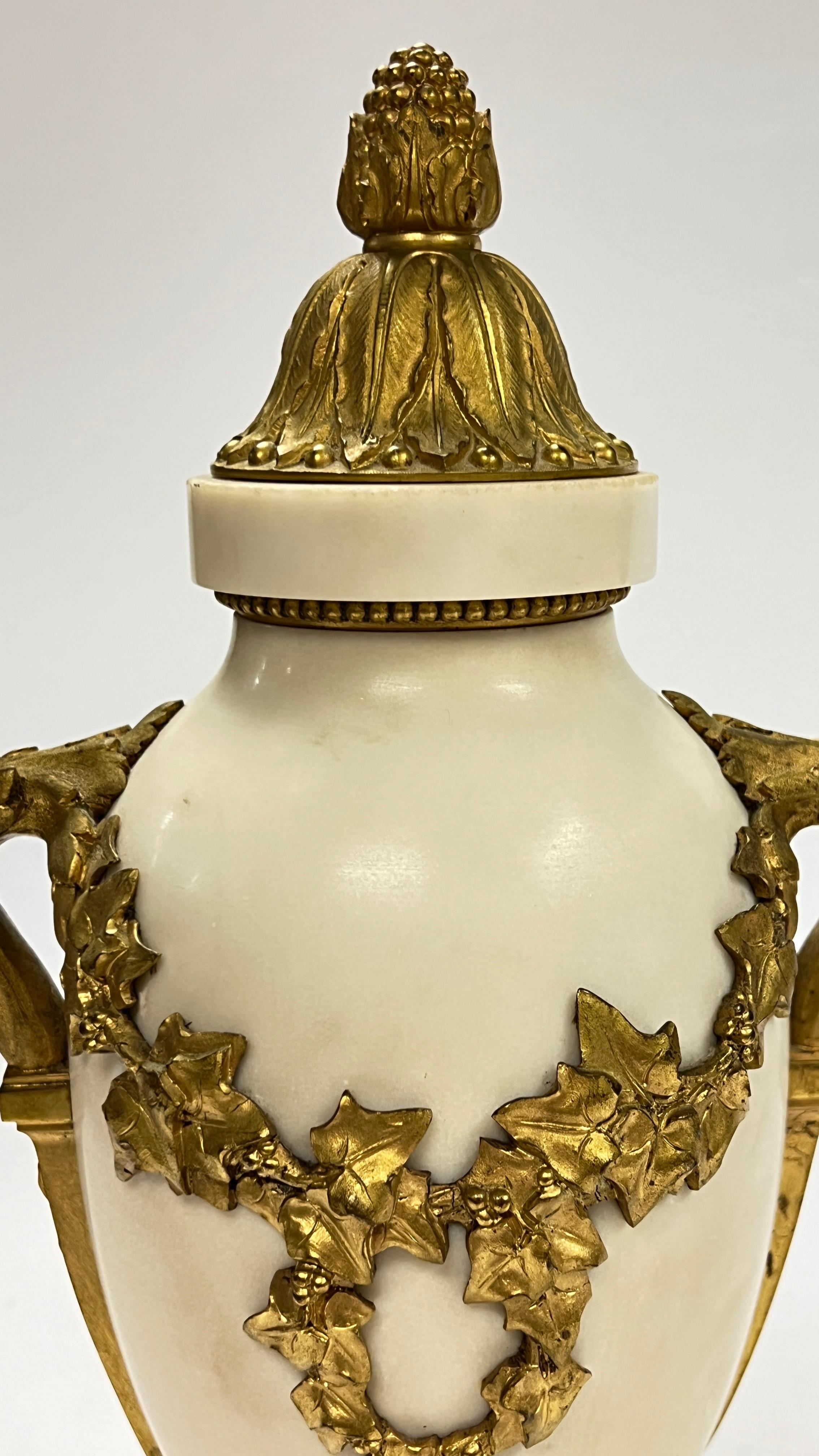 Coppia di urne francesi Luigi XVI del XIX secolo in bronzo ornato di marmo bianco in vendita 14