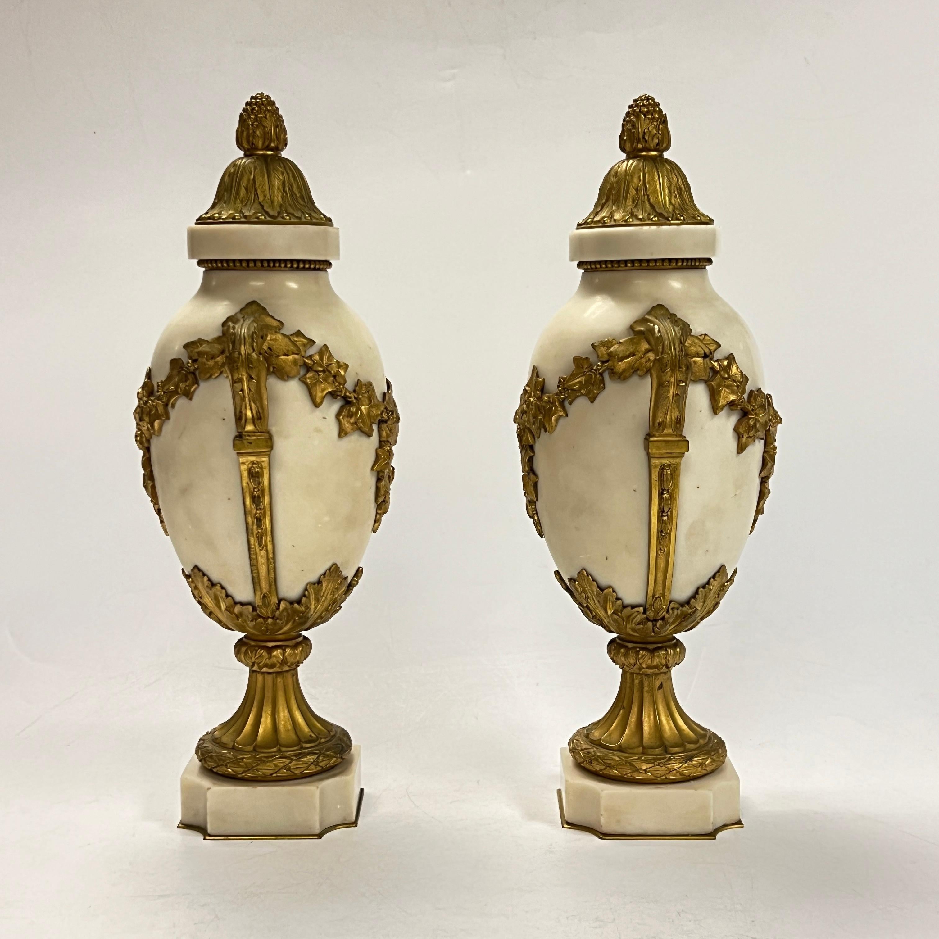 Francese Coppia di urne francesi Luigi XVI del XIX secolo in bronzo ornato di marmo bianco in vendita