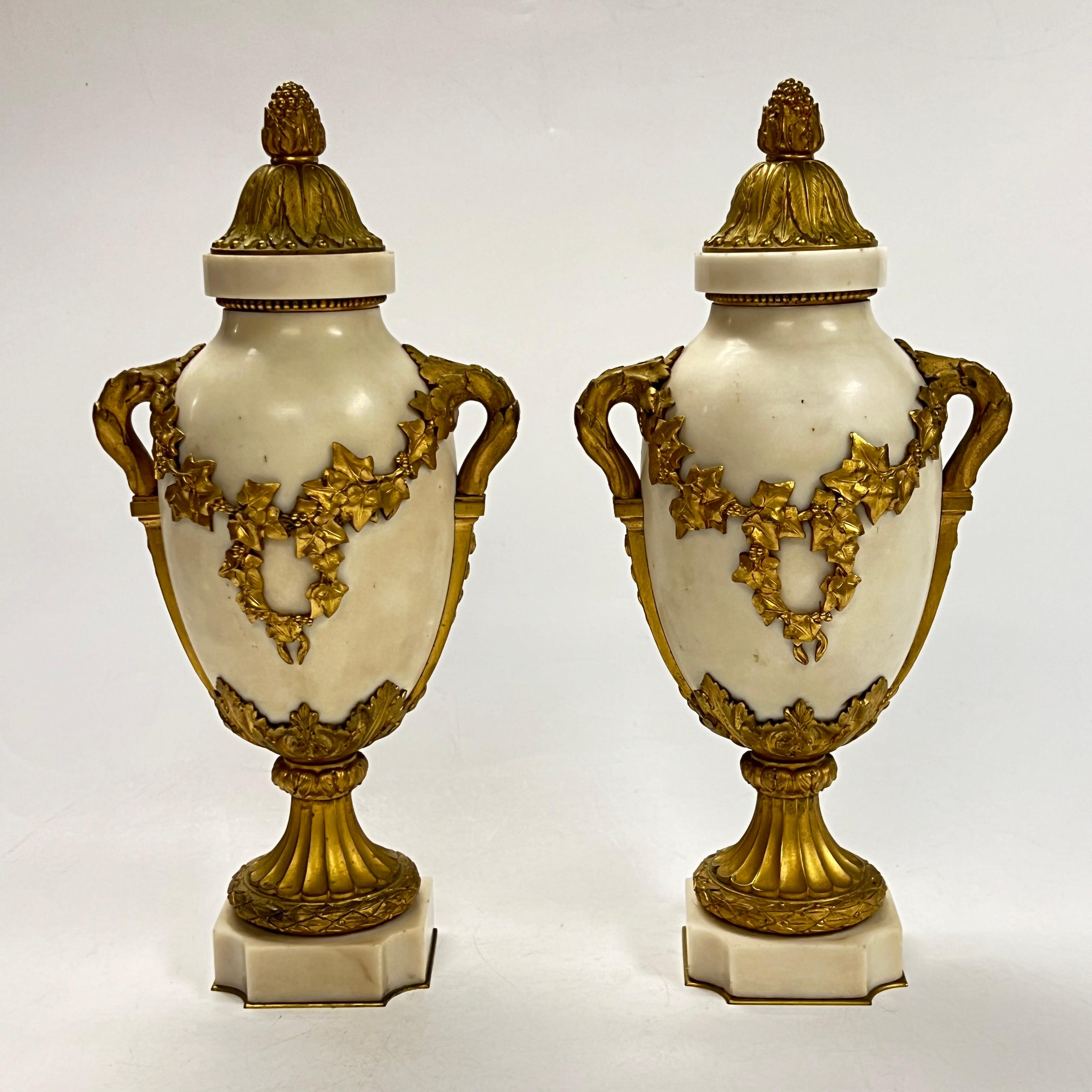 Dorato Coppia di urne francesi Luigi XVI del XIX secolo in bronzo ornato di marmo bianco in vendita