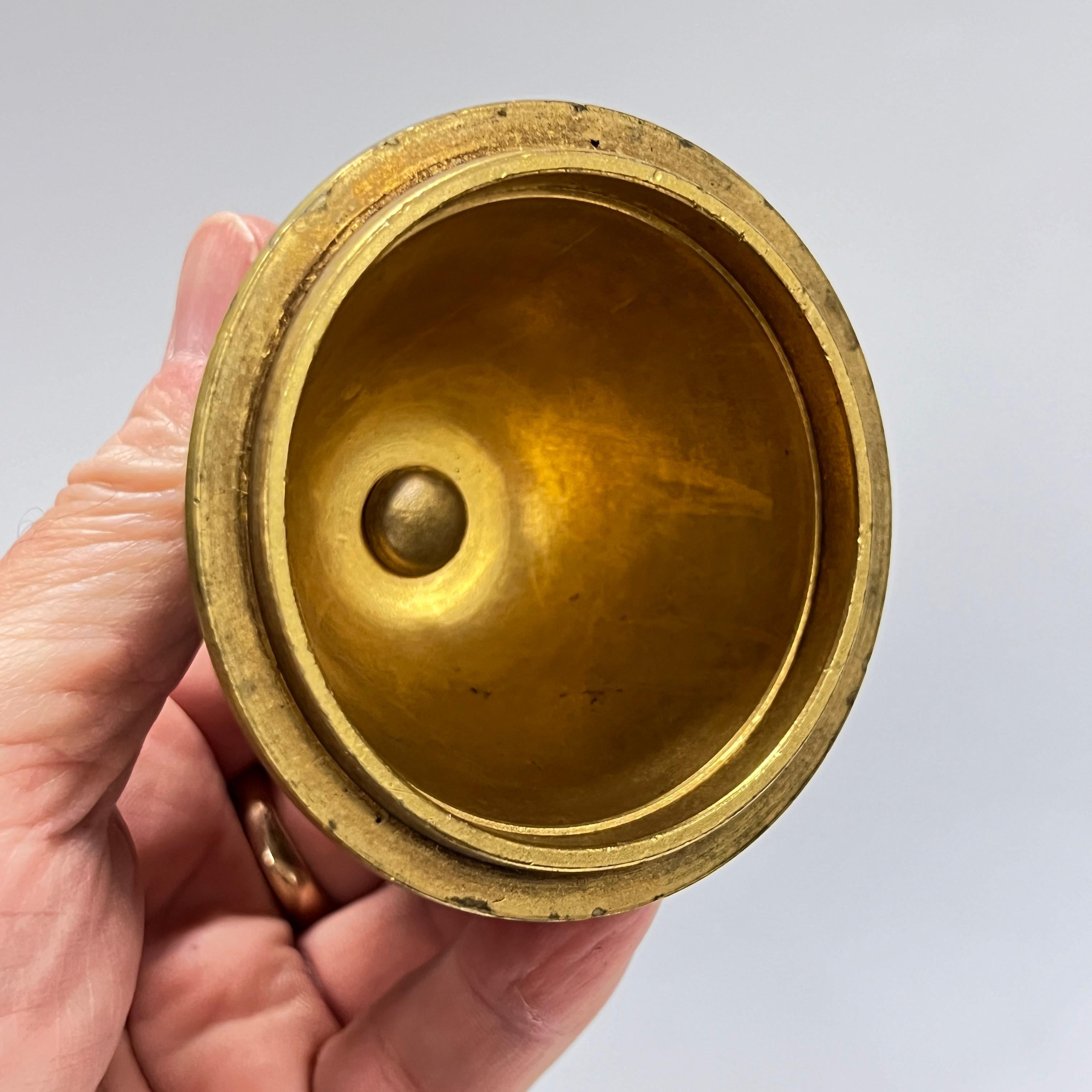 Coppia di urne francesi Luigi XVI del XIX secolo in bronzo ornato di marmo bianco In condizioni buone in vendita a New York, NY