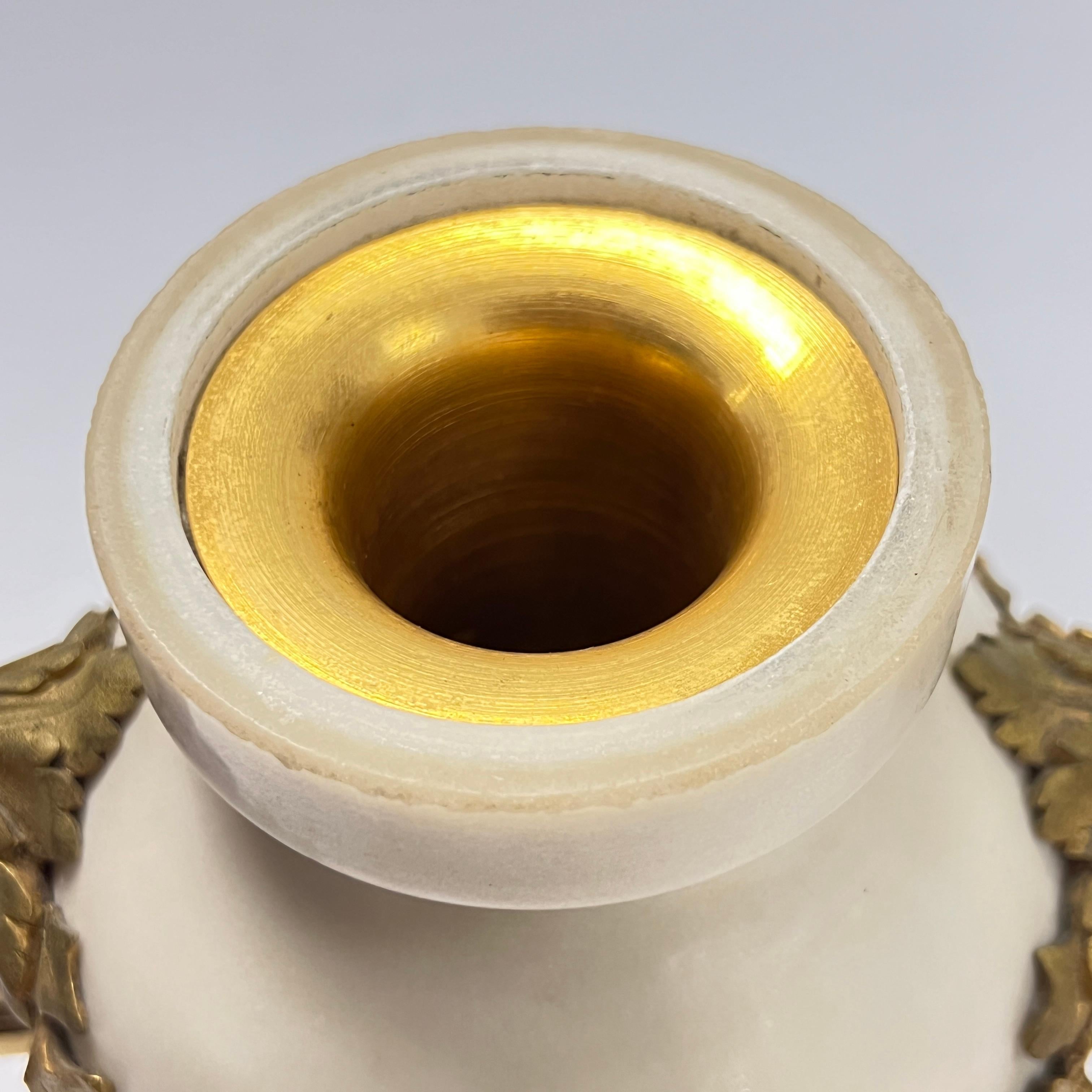Bronzo Coppia di urne francesi Luigi XVI del XIX secolo in bronzo ornato di marmo bianco in vendita