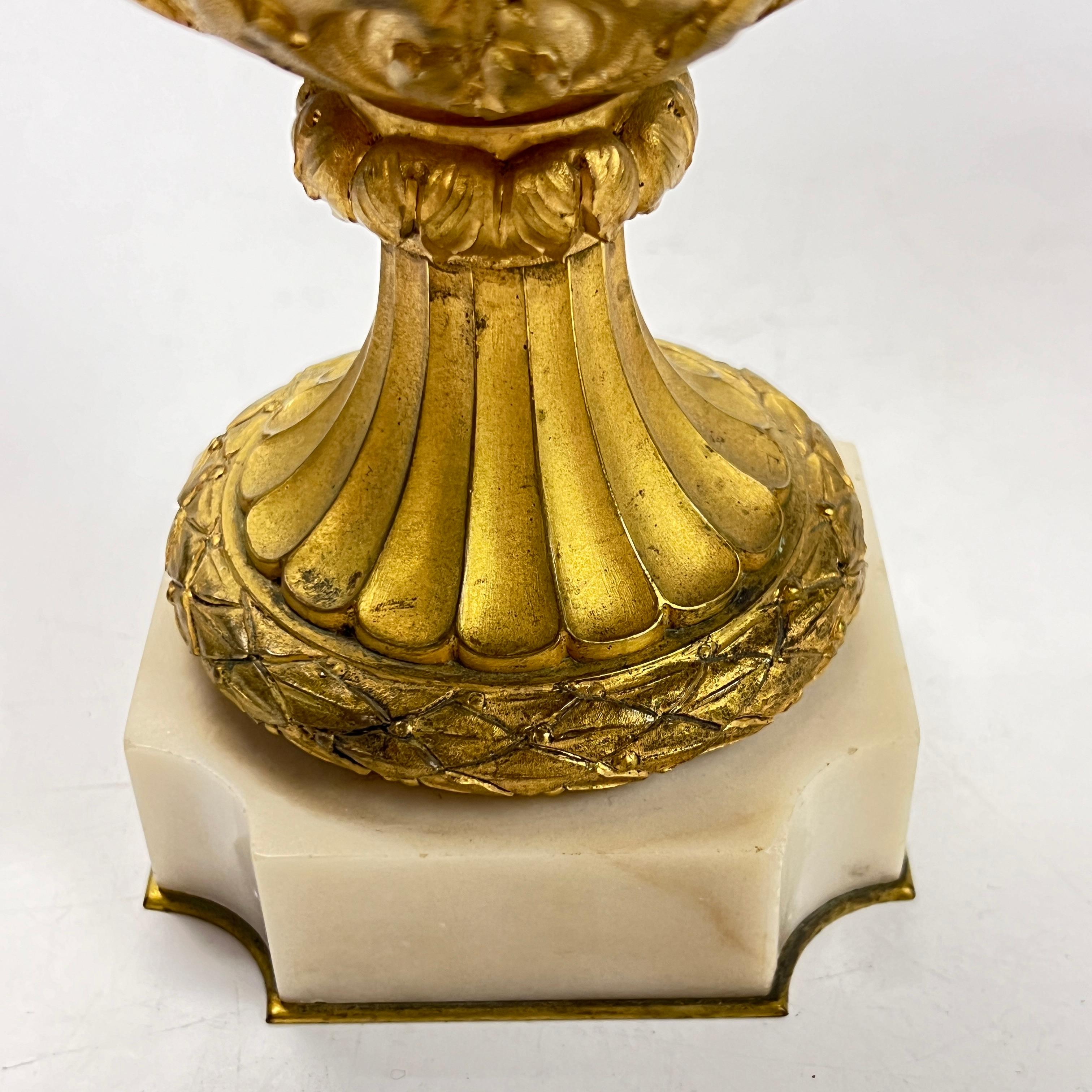 Coppia di urne francesi Luigi XVI del XIX secolo in bronzo ornato di marmo bianco in vendita 1