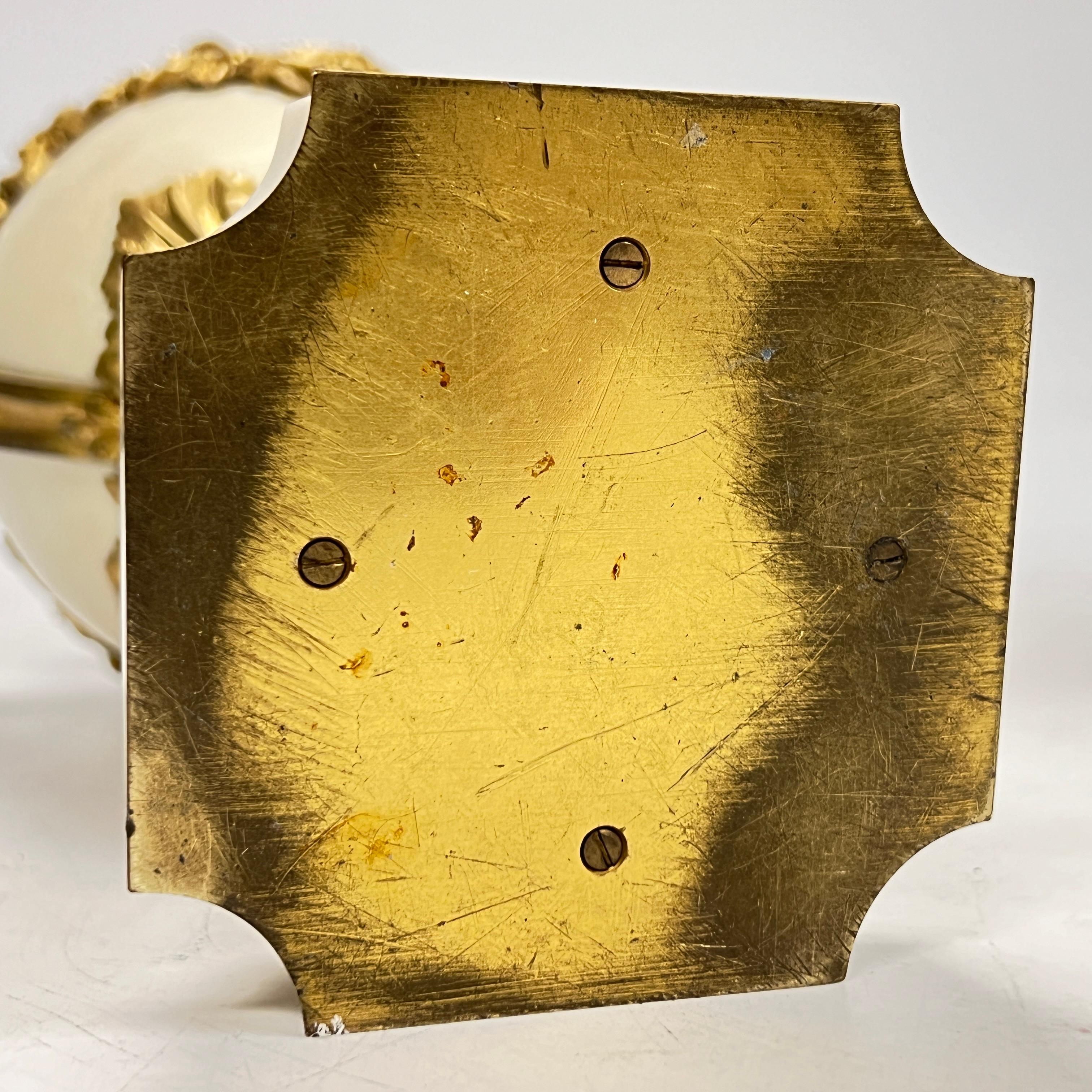 Coppia di urne francesi Luigi XVI del XIX secolo in bronzo ornato di marmo bianco in vendita 2