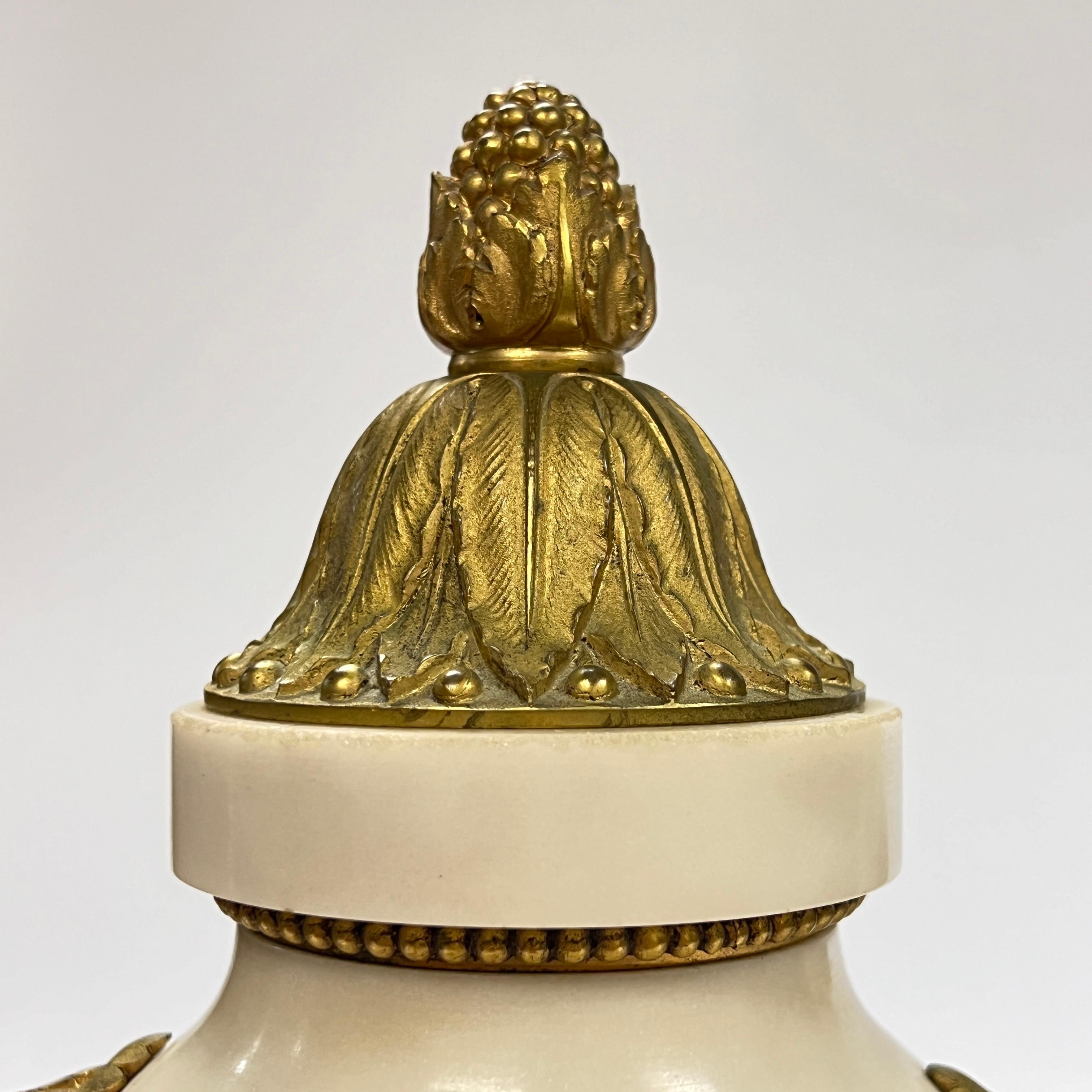 Coppia di urne francesi Luigi XVI del XIX secolo in bronzo ornato di marmo bianco in vendita 3