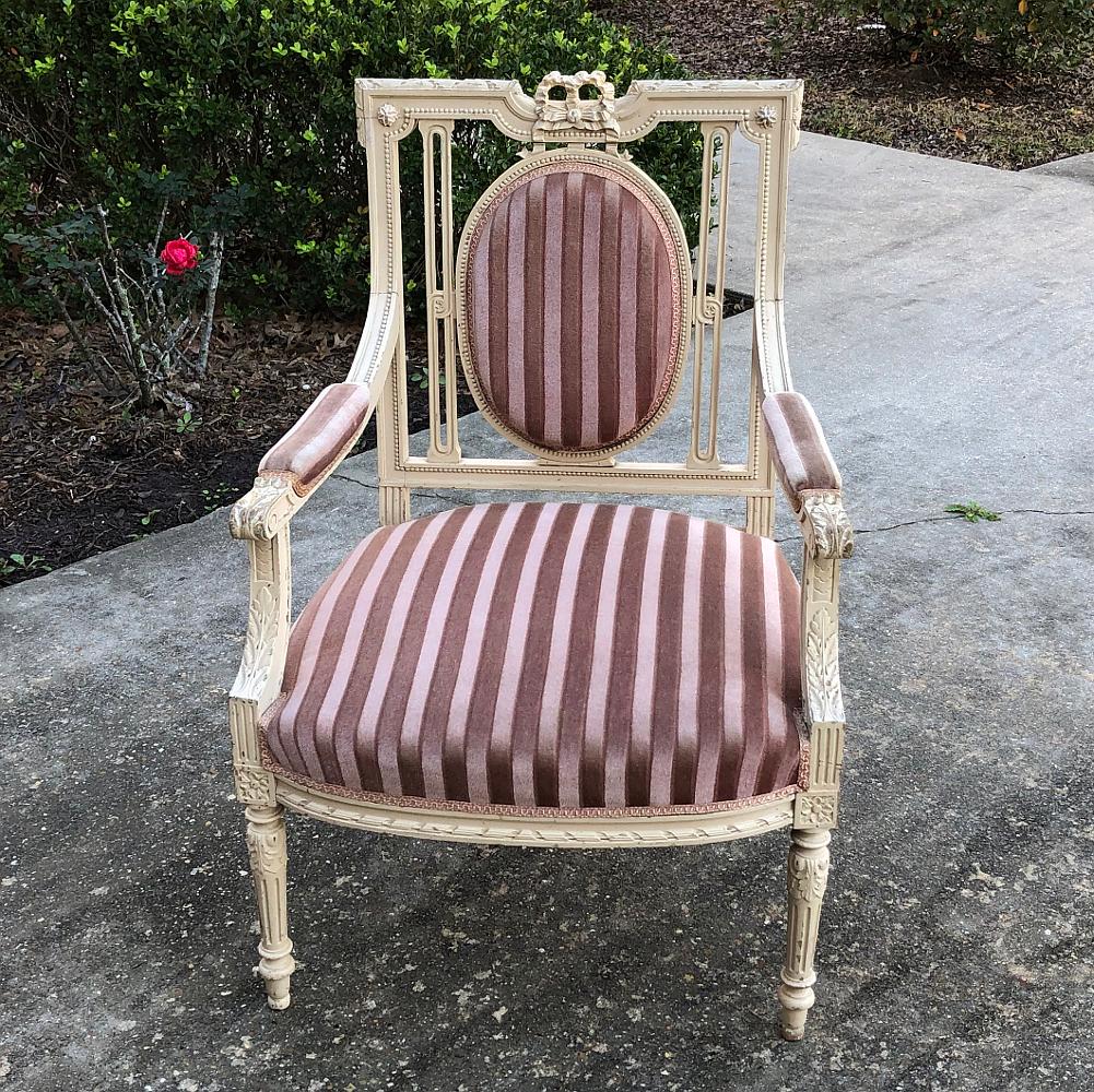 Hand-Carved Pair of 19th Century French Louis XVI Painted Armchairs For Sale