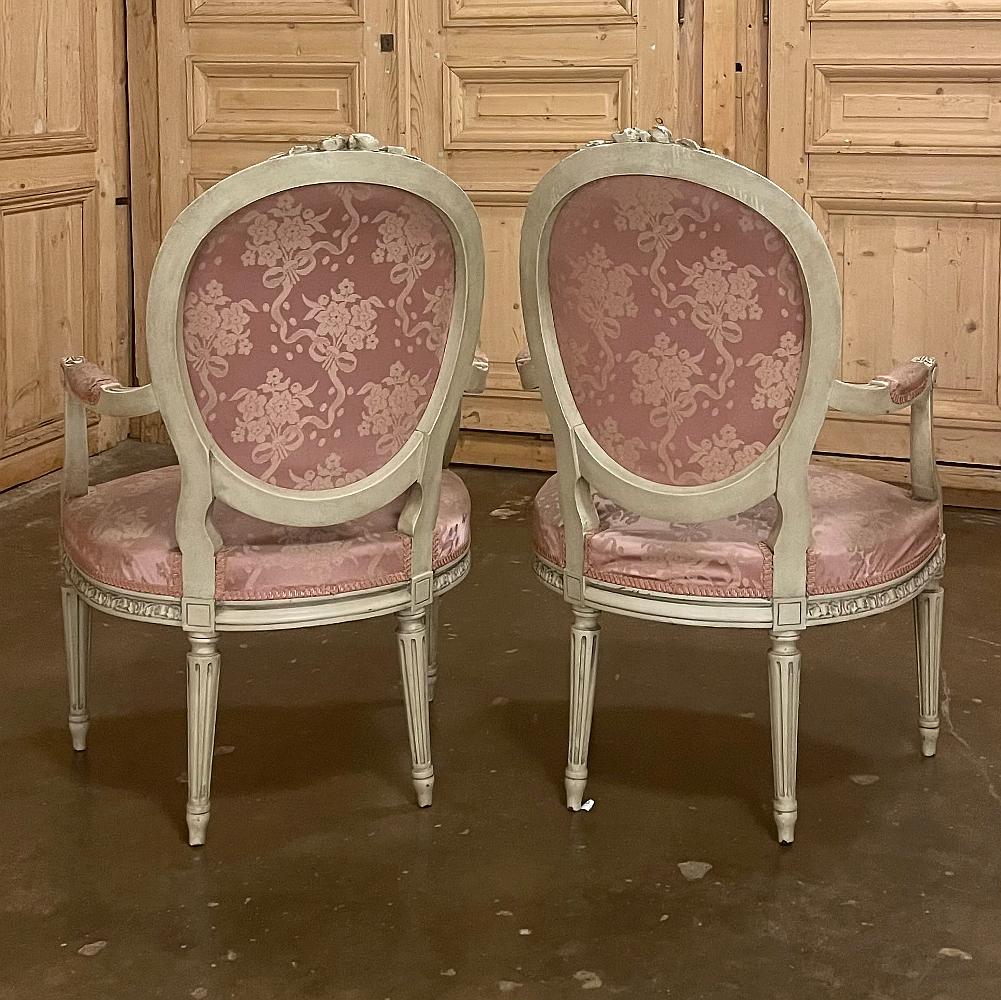 Sculpté à la main Paire de fauteuils peints Louis XVI français du 19ème siècle en vente