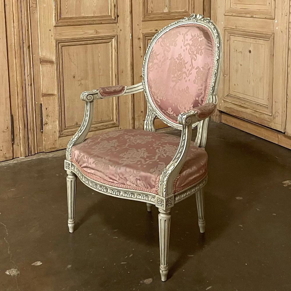 Soie Paire de fauteuils peints Louis XVI français du 19ème siècle en vente