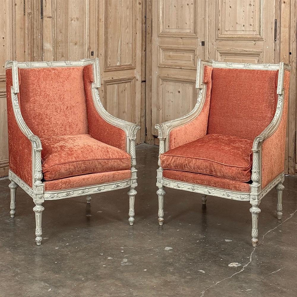 Sculpté à la main Paire de Bergeres ~ Fauteuils peints Louis XVI du 19ème siècle français en vente