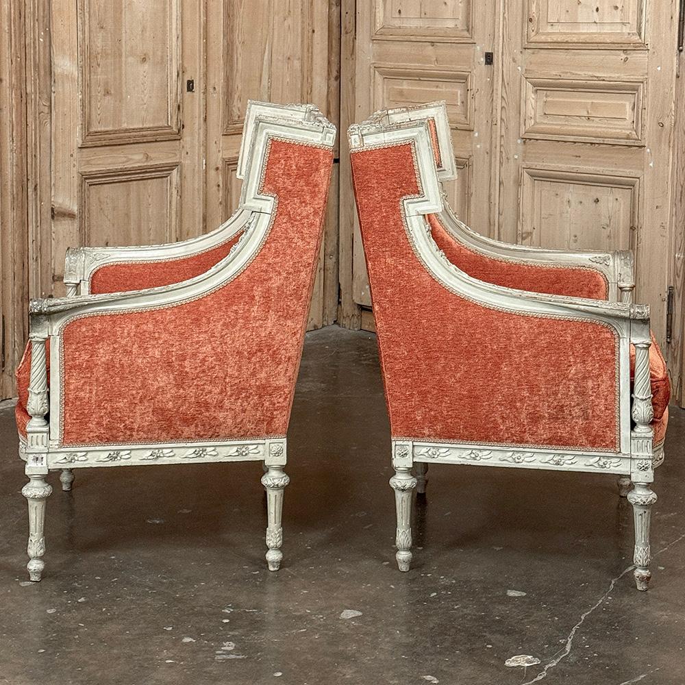 Paire de Bergeres ~ Fauteuils peints Louis XVI du 19ème siècle français Bon état - En vente à Dallas, TX
