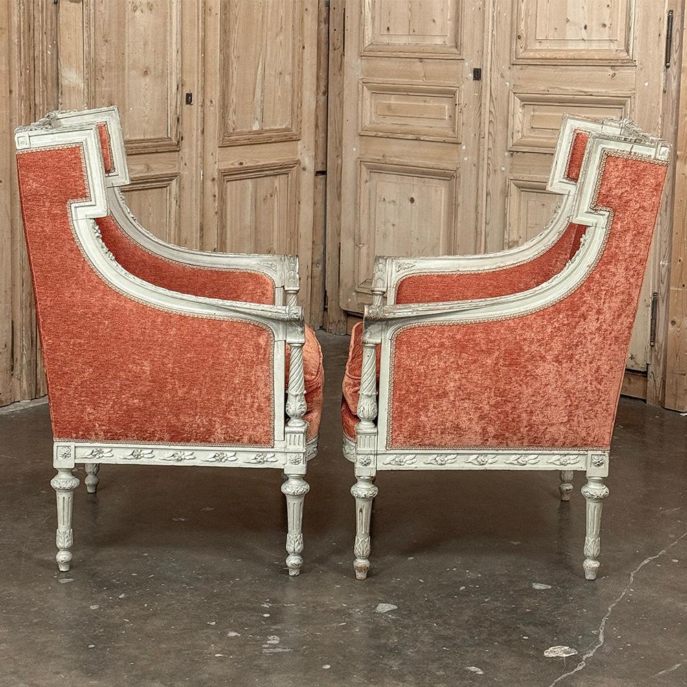 Fin du XIXe siècle Paire de Bergeres ~ Fauteuils peints Louis XVI du 19ème siècle français en vente