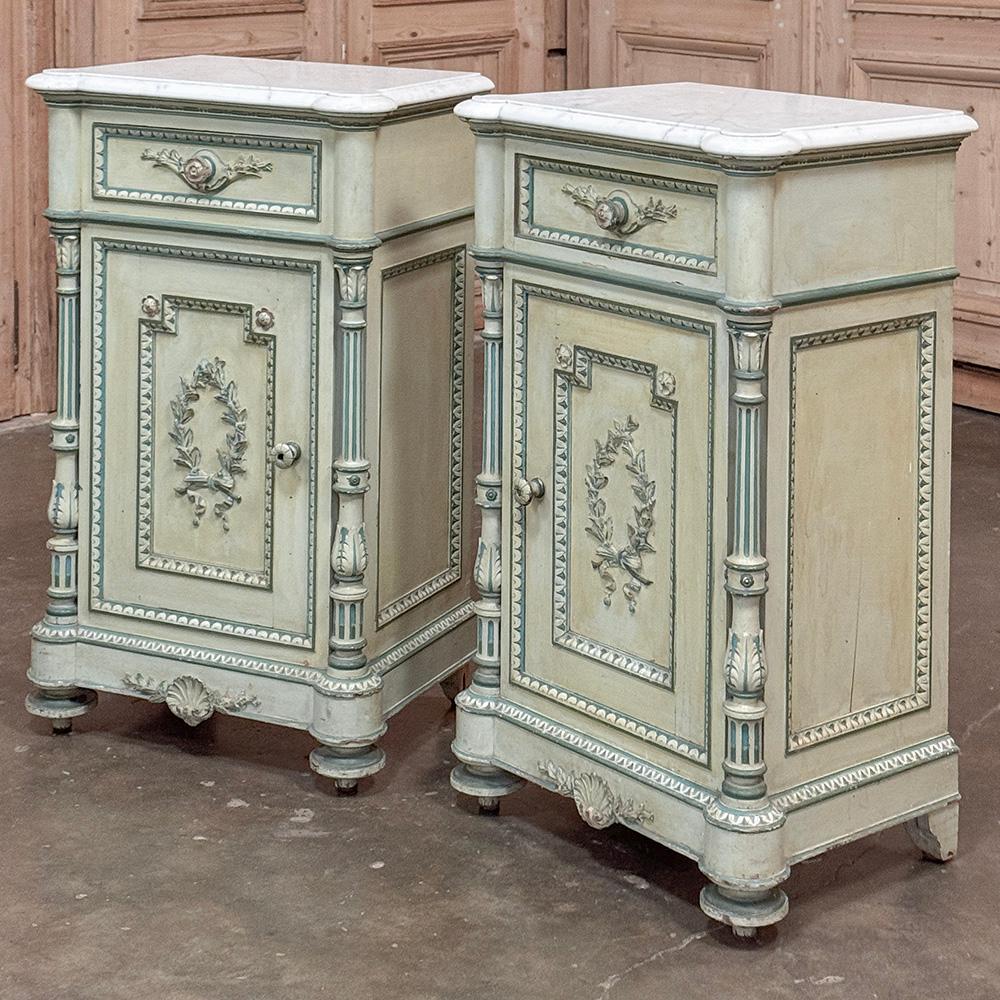 Napoléon III Paire de tables de nuit Louis XVI peintes en marbre de Carrare du 19e siècle en vente