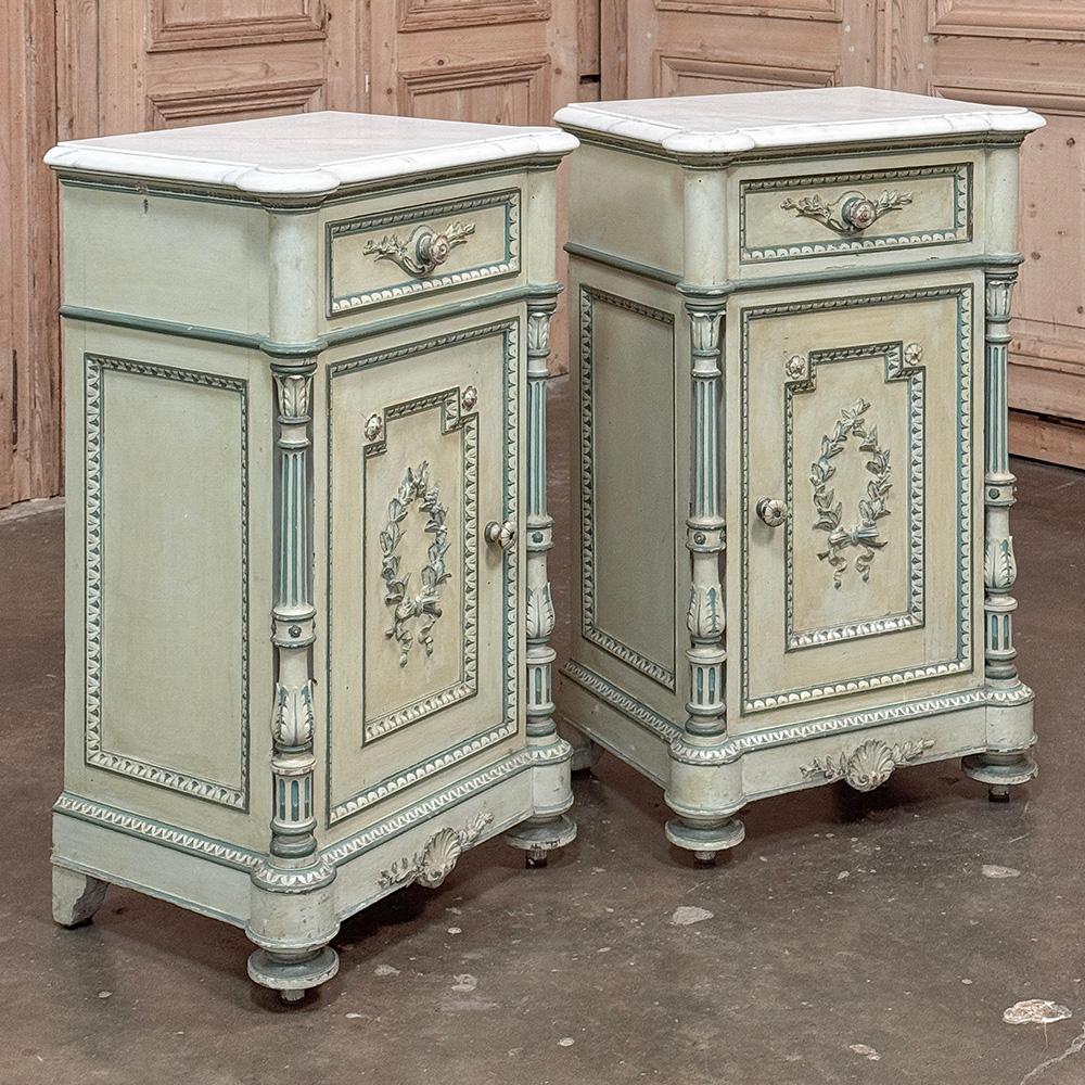 Français Paire de tables de nuit Louis XVI peintes en marbre de Carrare du 19e siècle en vente