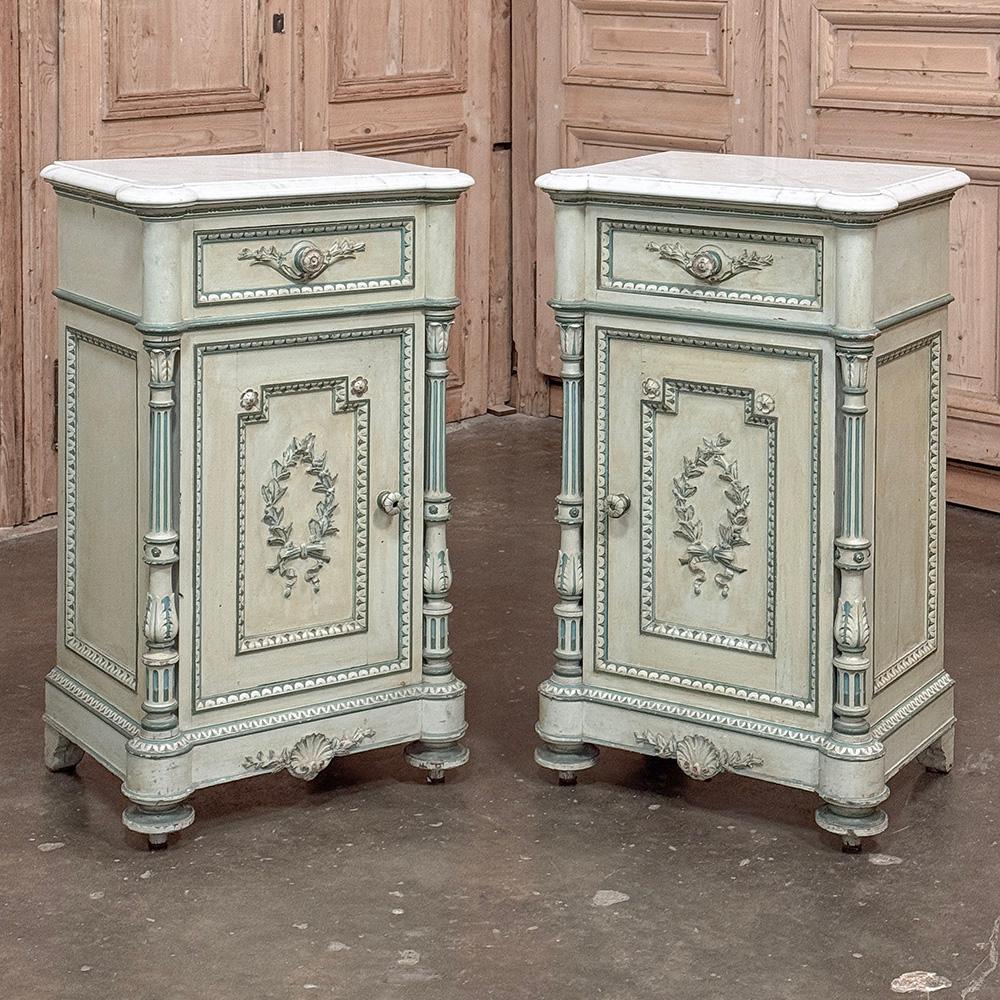 Sculpté à la main Paire de tables de nuit Louis XVI peintes en marbre de Carrare du 19e siècle en vente