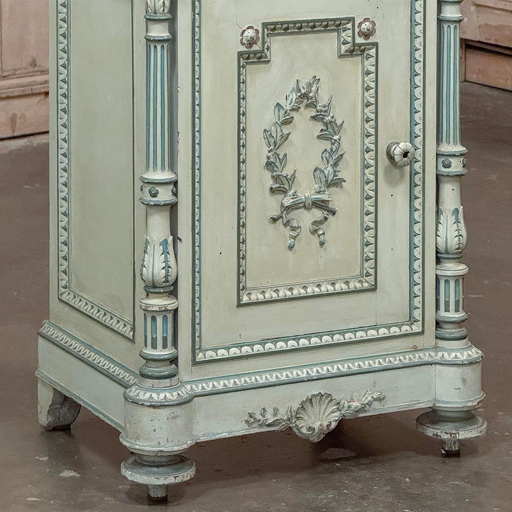 XIXe siècle Paire de tables de nuit Louis XVI peintes en marbre de Carrare du 19e siècle en vente