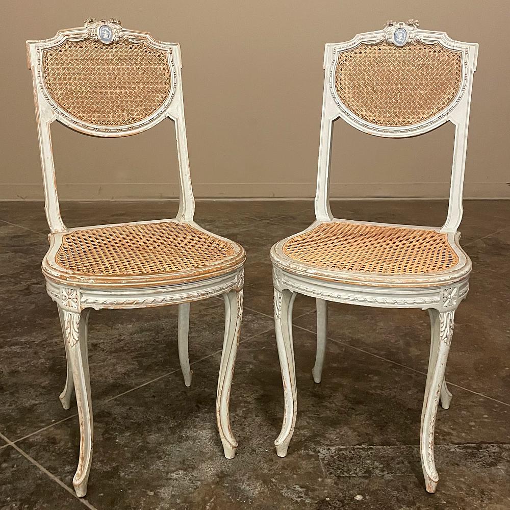 Paire de chaises de salon françaises peintes Louis XVI du 19ème siècle Bon état - En vente à Dallas, TX