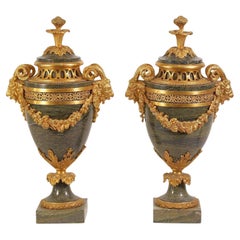 Paire d'urnes de style Louis XVI du 19ème siècle montées sur bronze doré et marbre vert