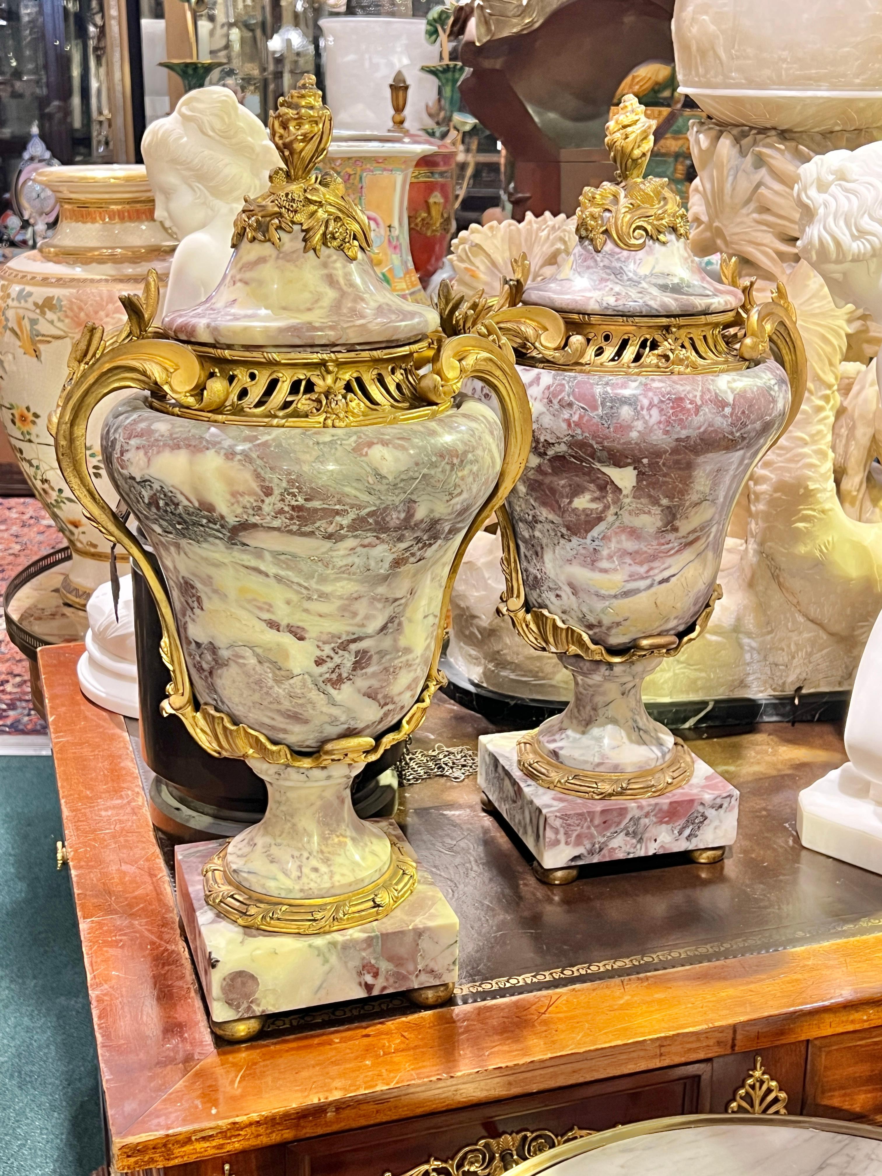Coppia di urne antiche (XIX secolo) in marmo Sarrancolin francese con montature in bronzo dorato in stile rococò Luigi XVI di 23 x 12 x 9 1/2 pollici.
