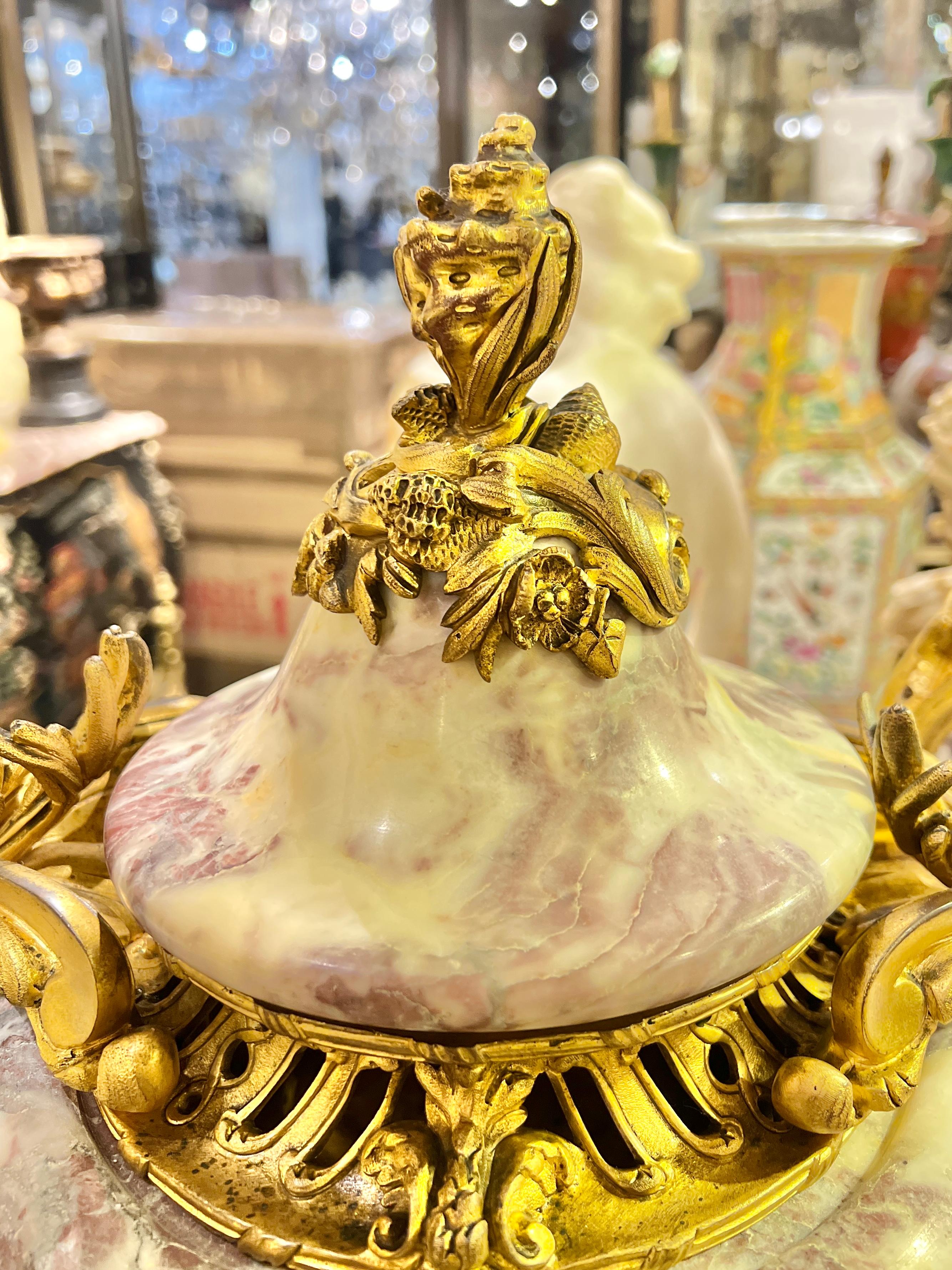 Dorato Coppia di urne in marmo dorate in stile Luigi XVI del XIX secolo in vendita