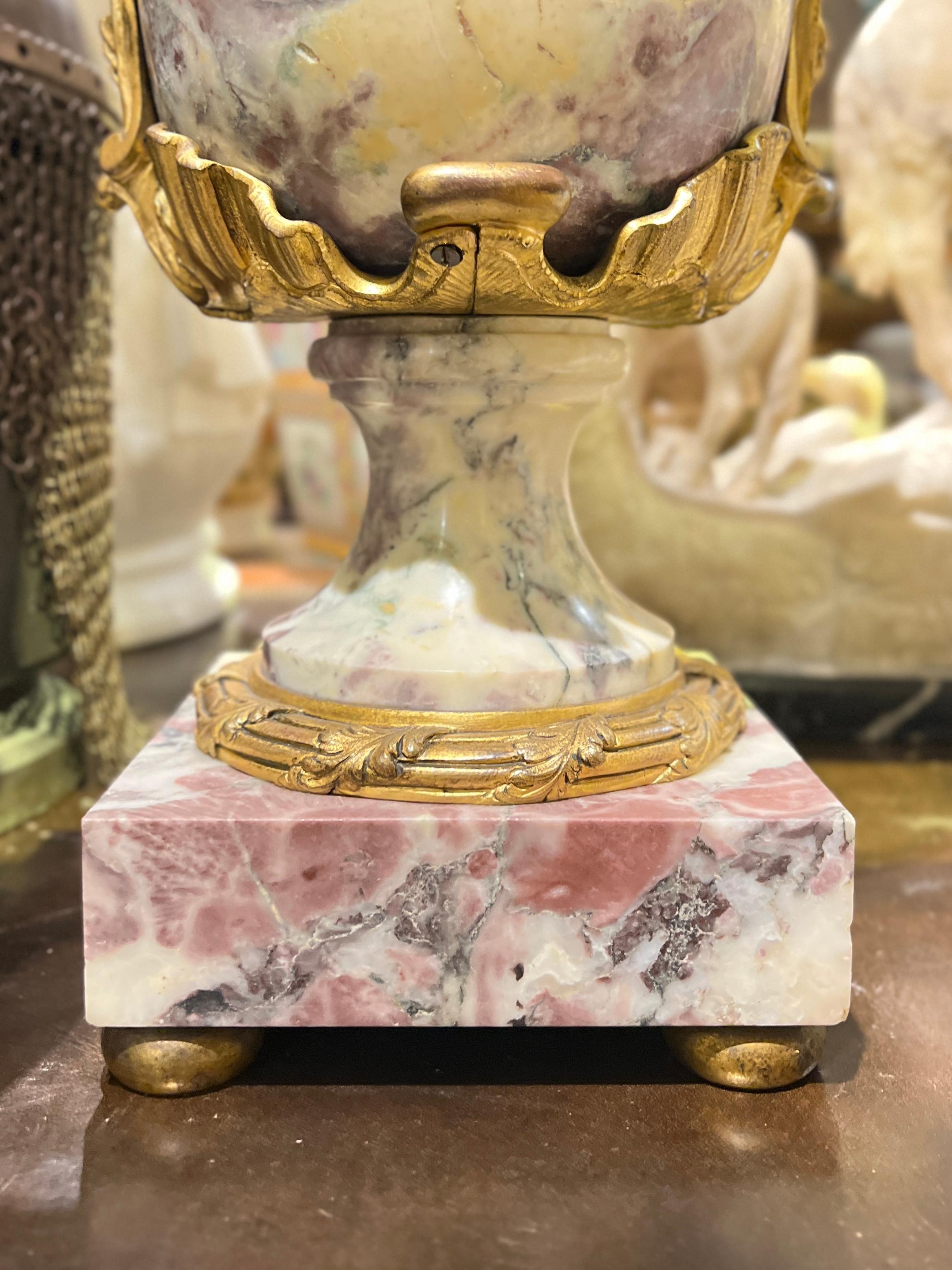 Bronzo Coppia di urne in marmo dorate in stile Luigi XVI del XIX secolo in vendita