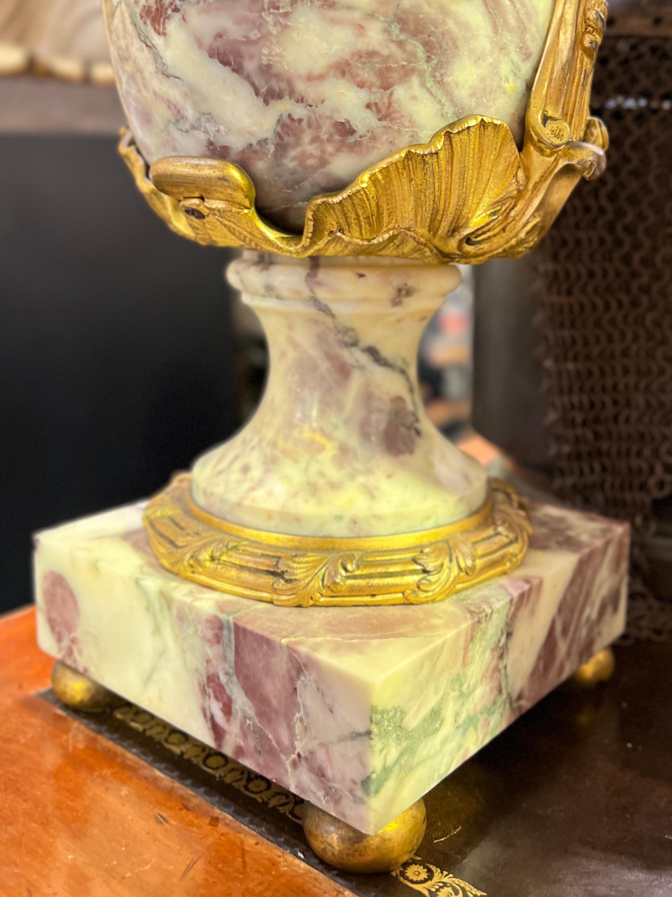 Coppia di urne in marmo dorate in stile Luigi XVI del XIX secolo in vendita 1