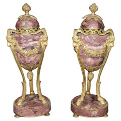 Paar französische Widderkopf- Cassolettes aus Bronze und Marmor im Louis-XVI.-Stil des 19. Jahrhunderts