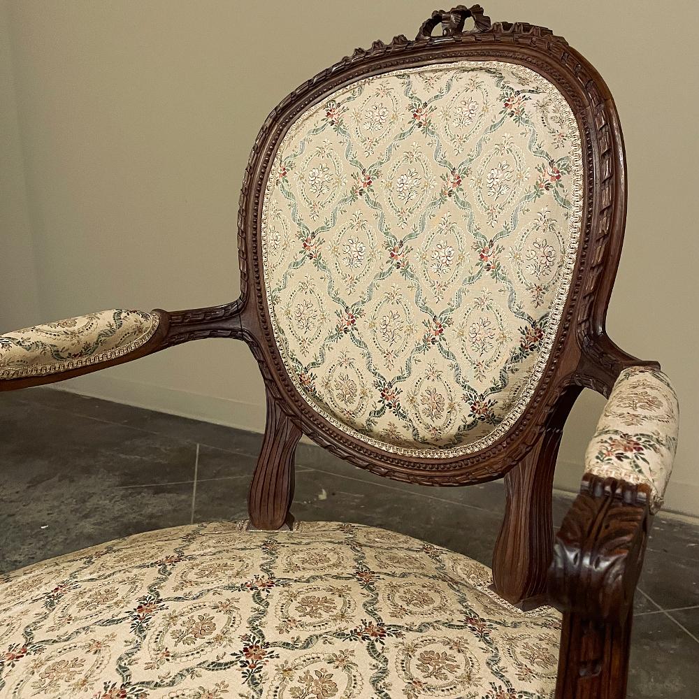 Paar französische Louis-XVI-Sessel aus Nussbaumholz ~ Fauteuils aus dem 19. Jahrhundert im Angebot 3