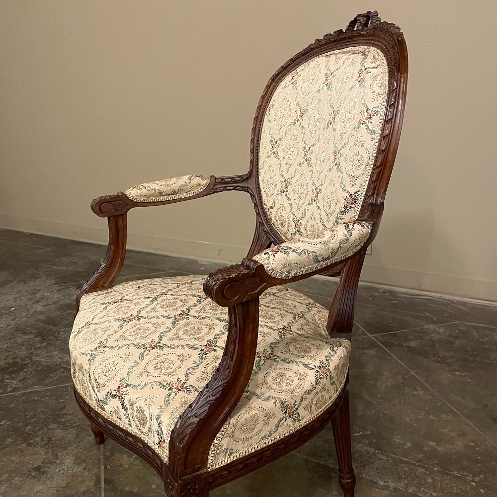 Paar französische Louis-XVI-Sessel aus Nussbaumholz ~ Fauteuils aus dem 19. Jahrhundert im Angebot 7