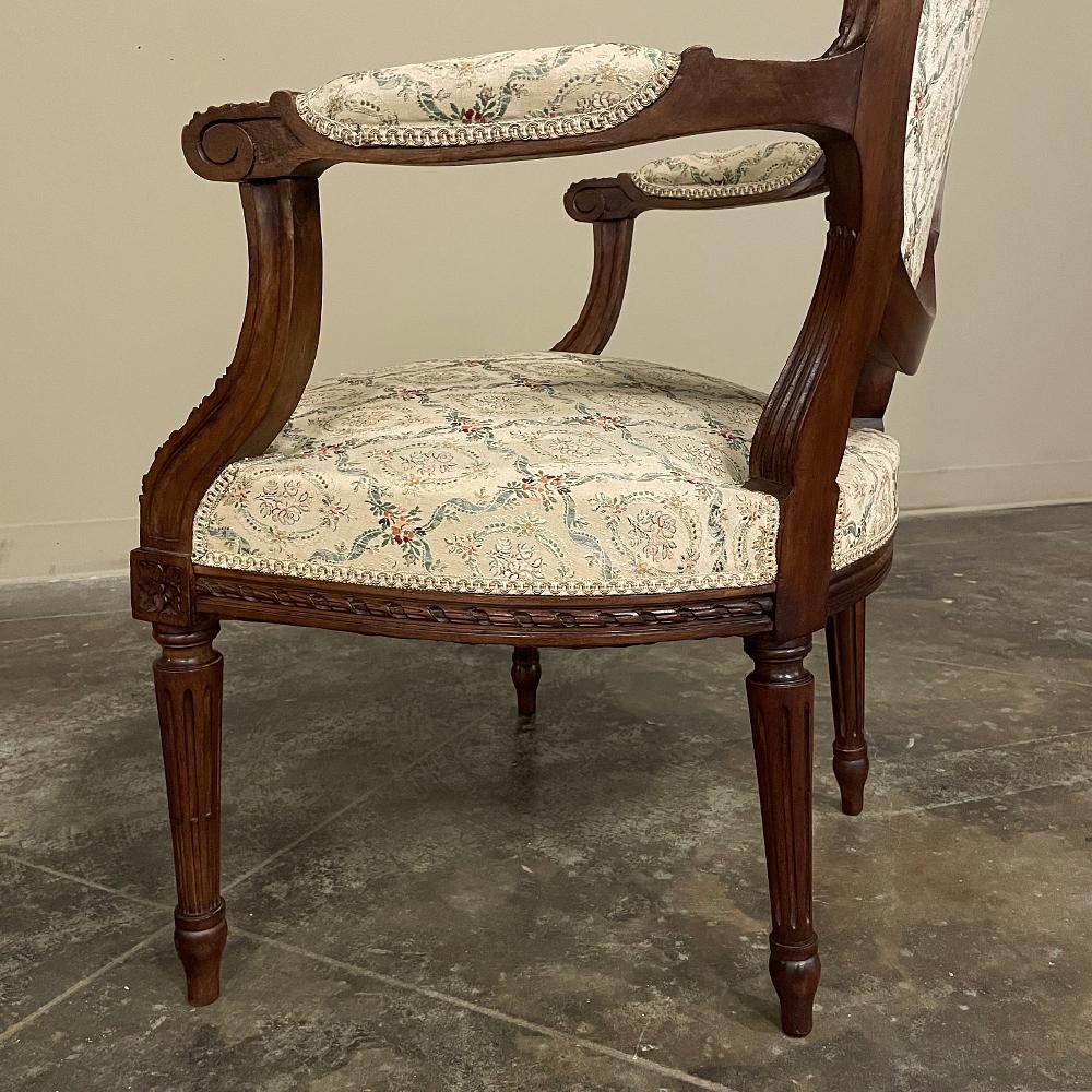 Paar französische Louis-XVI-Sessel aus Nussbaumholz ~ Fauteuils aus dem 19. Jahrhundert im Angebot 8