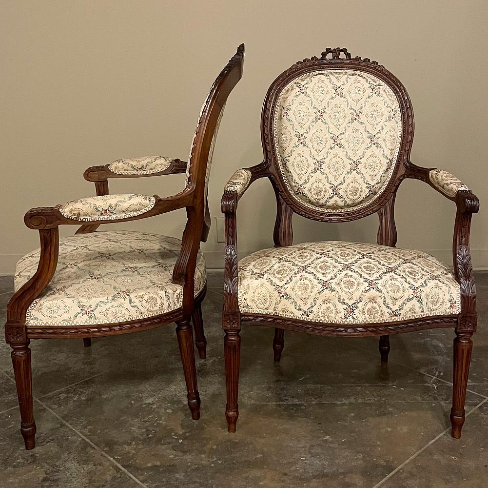 Paar französische Louis-XVI-Sessel aus Nussbaumholz ~ Fauteuils aus dem 19. Jahrhundert im Zustand „Gut“ im Angebot in Dallas, TX