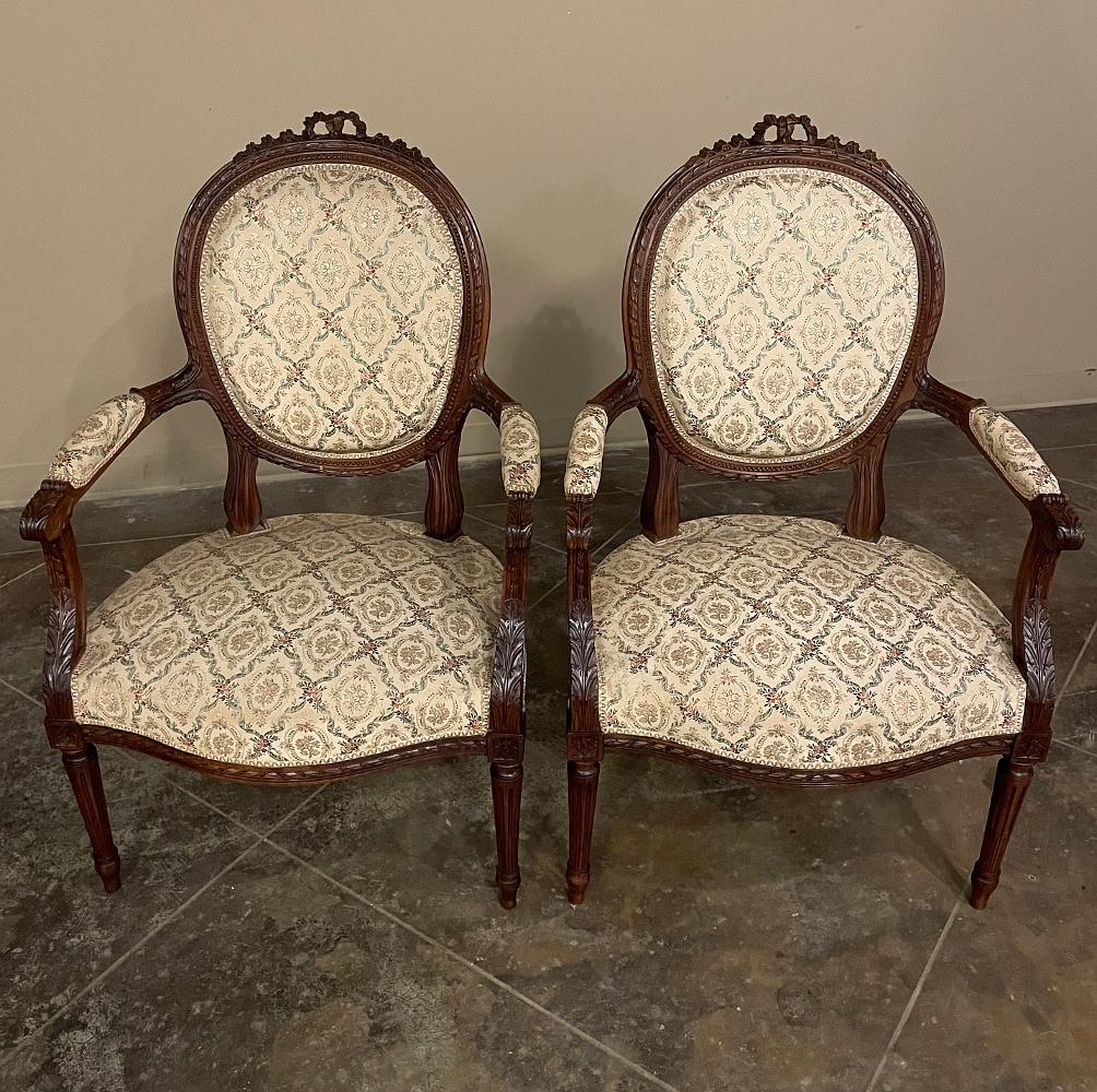 Paar französische Louis-XVI-Sessel aus Nussbaumholz ~ Fauteuils aus dem 19. Jahrhundert (Spätes 19. Jahrhundert) im Angebot