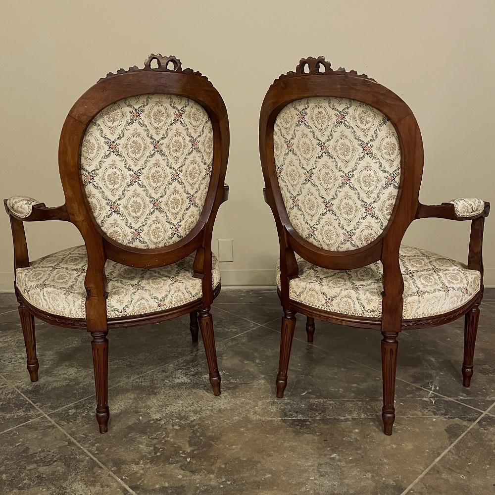 Paar französische Louis-XVI-Sessel aus Nussbaumholz ~ Fauteuils aus dem 19. Jahrhundert (Walnuss) im Angebot