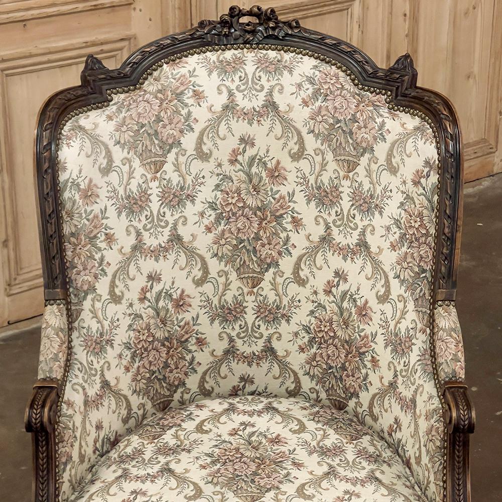 Paar französische Louis XVI-Bergere ~ Sessel aus Nussbaum des 19. im Zustand „Gut“ im Angebot in Dallas, TX
