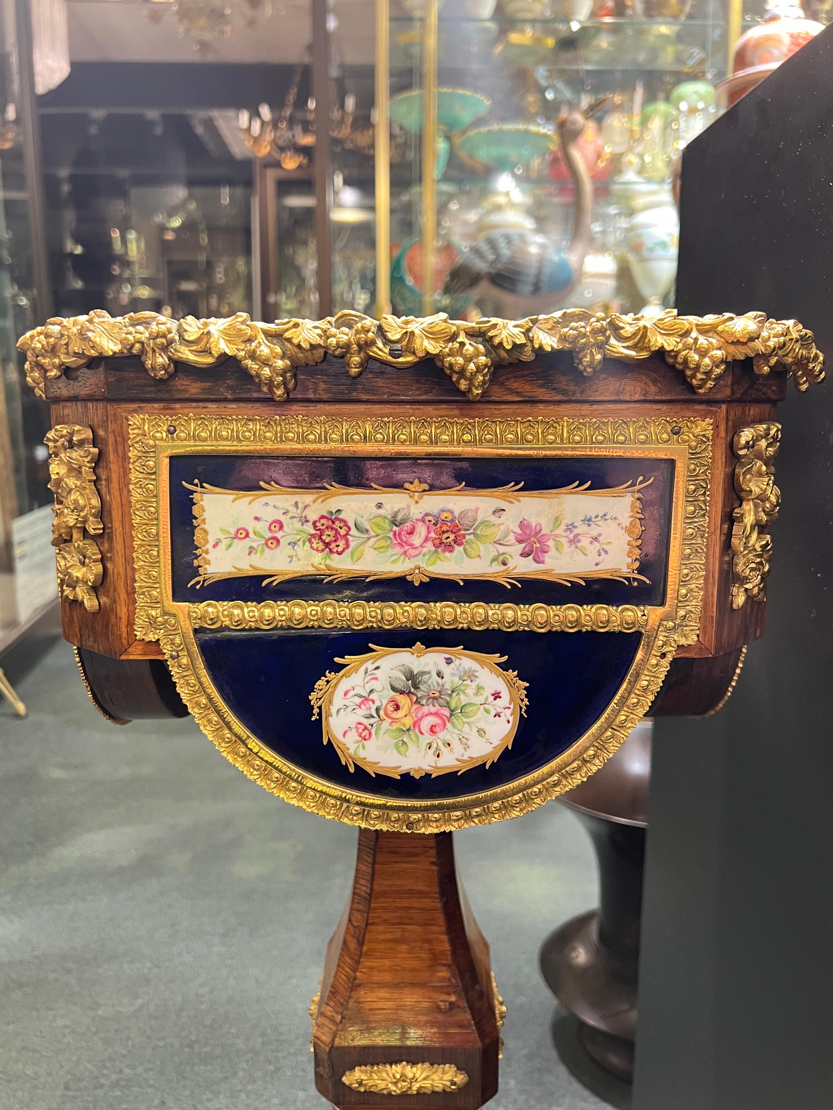 Pareja de Jardineras Francesas Napoleón III de Porcelana de Caoba y Bronce del Siglo XIX en venta 4