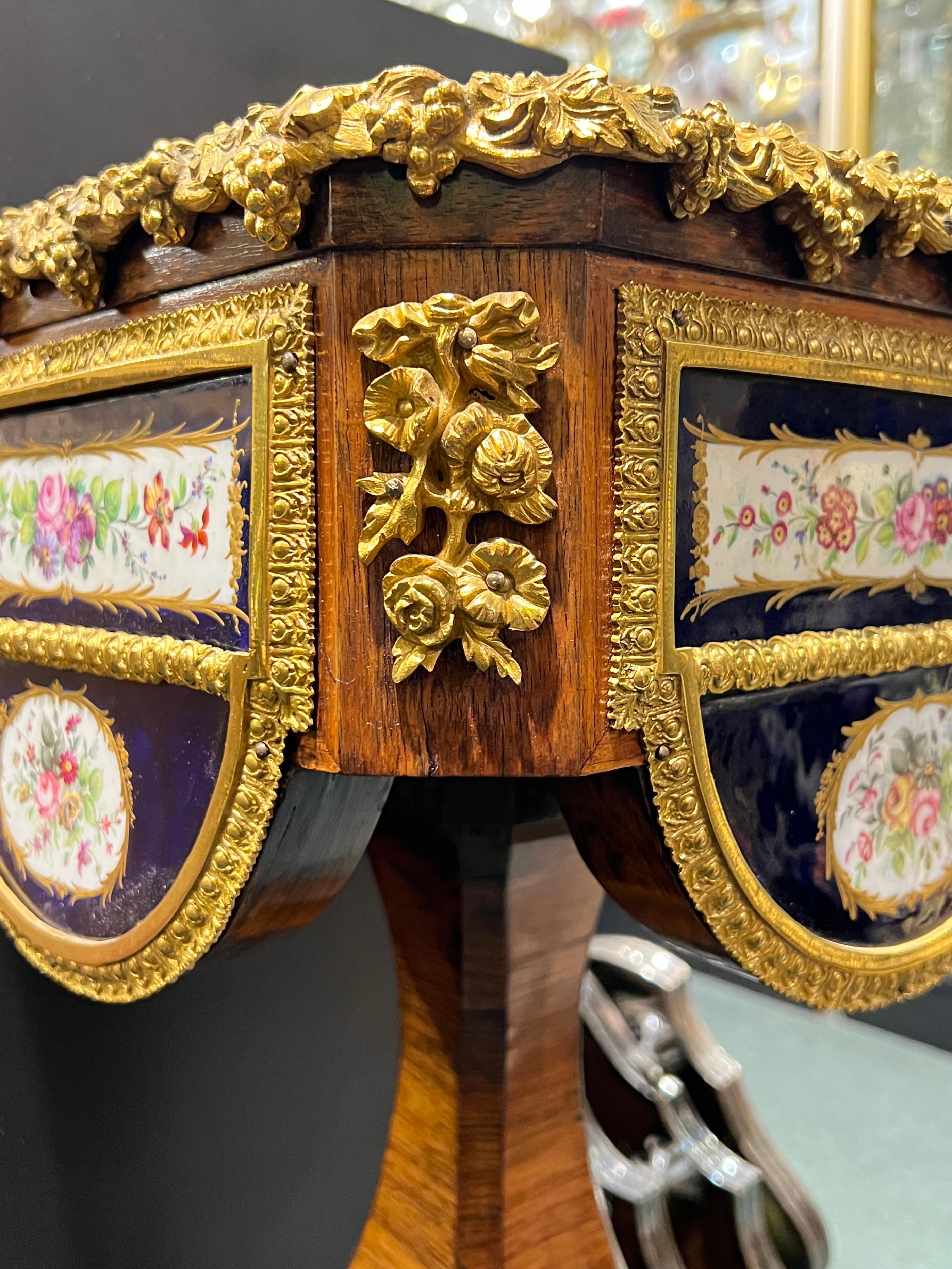 Pareja de Jardineras Francesas Napoleón III de Porcelana de Caoba y Bronce del Siglo XIX en venta 5
