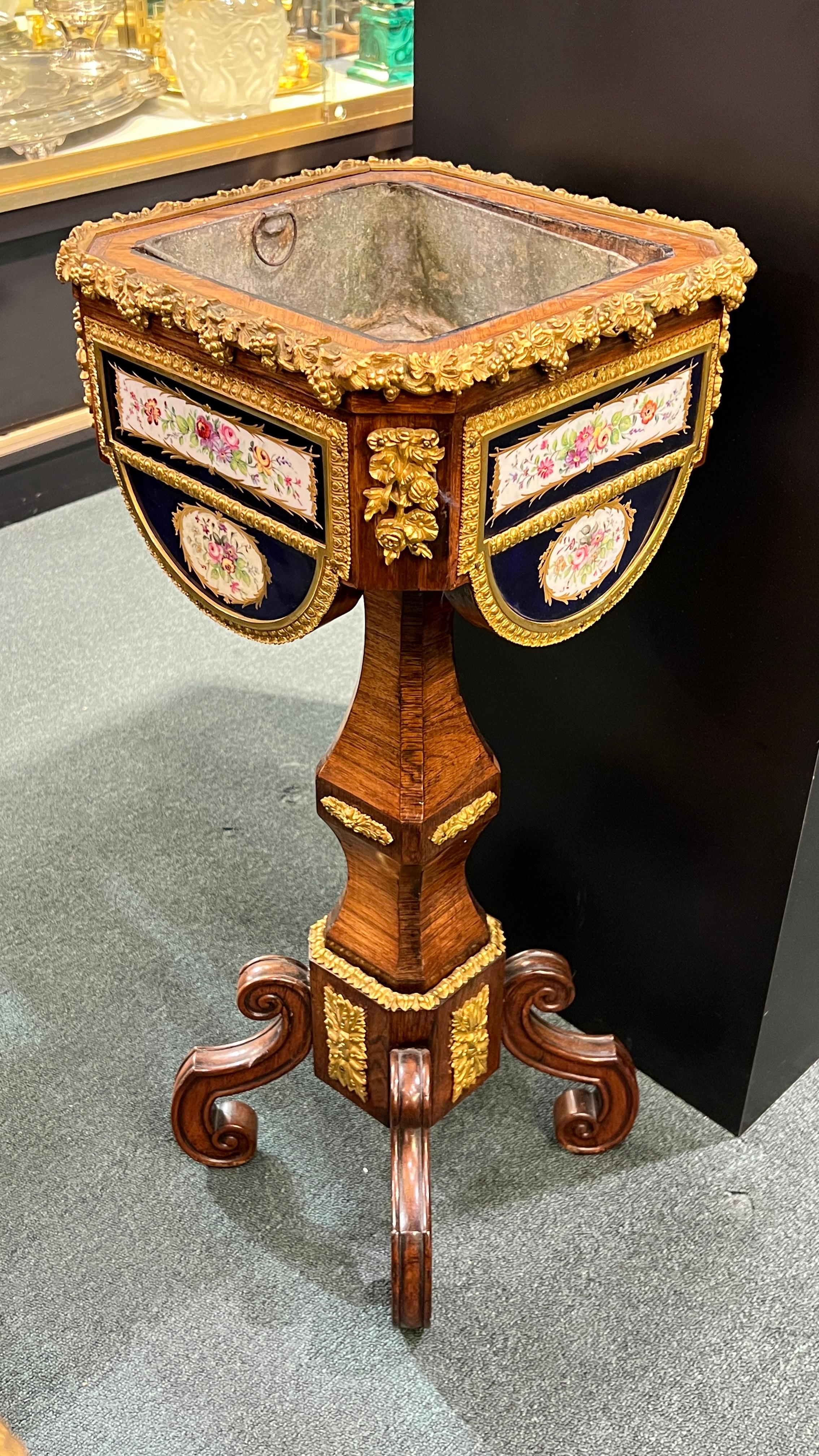 Pareja de jardineras antiguas (siglo XIX) francesas de la época de Napoleón III sobre peanas, elaboradas con chapas de caoba y tulipwood, montadas con monturas de bronce finamente fundido y dorado que incluyen borde de vid de uva en las cuencas