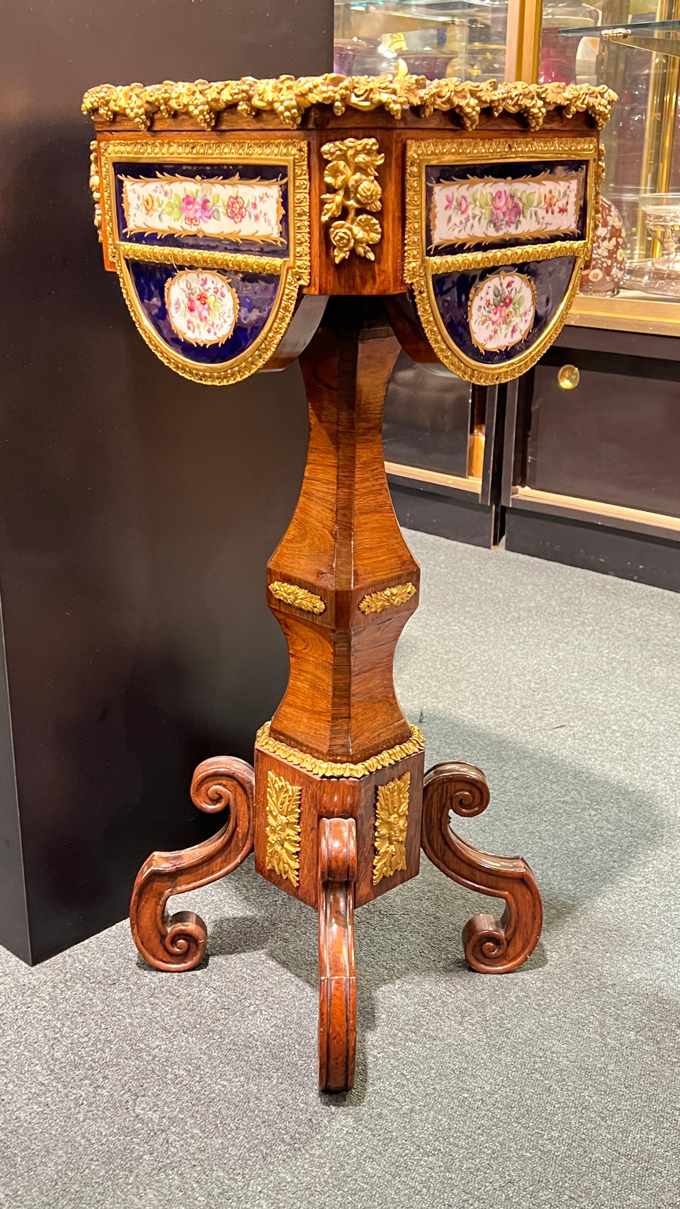 Pareja de Jardineras Francesas Napoleón III de Porcelana de Caoba y Bronce del Siglo XIX Francés en venta