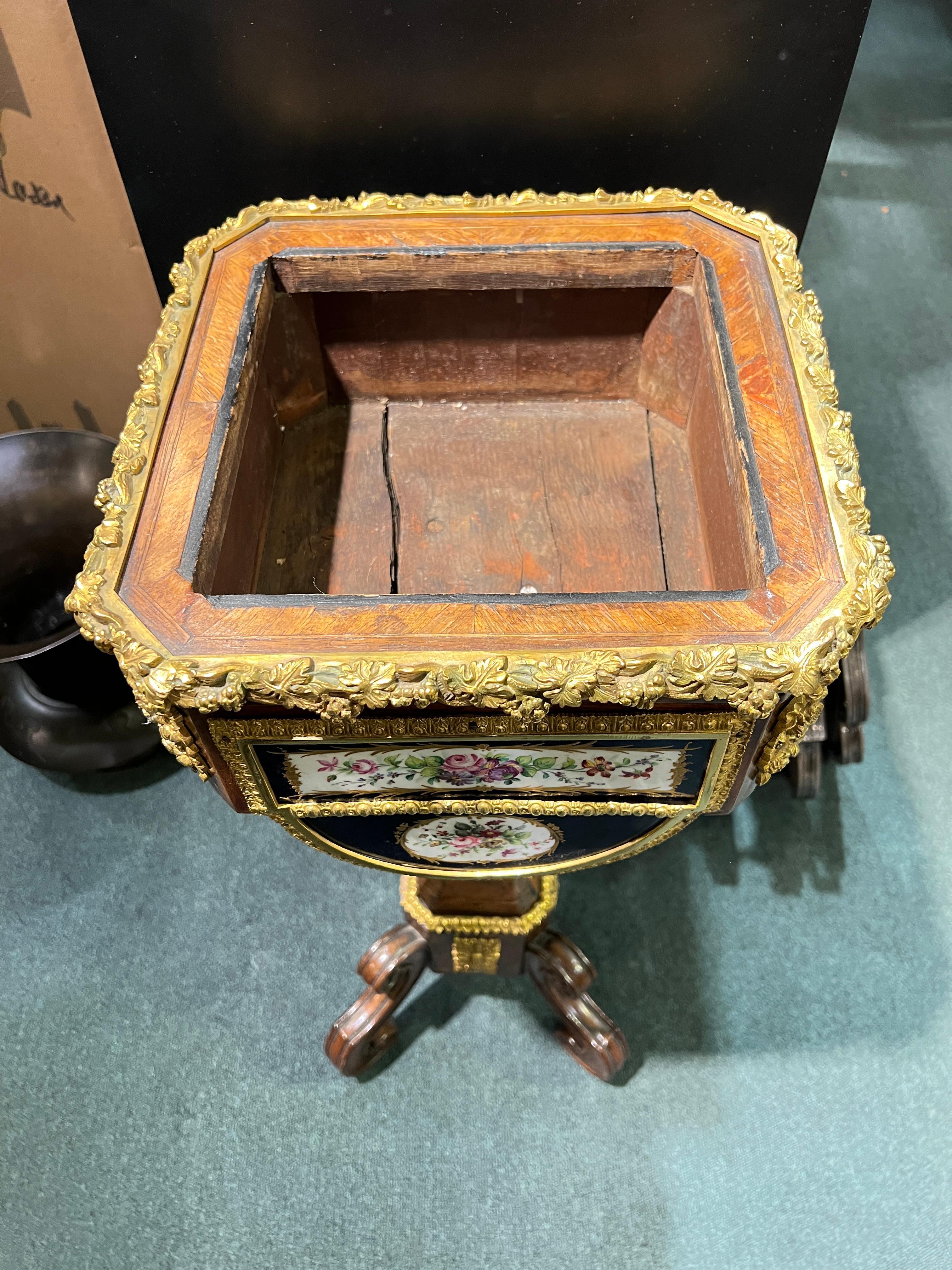 Pareja de Jardineras Francesas Napoleón III de Porcelana de Caoba y Bronce del Siglo XIX Dorado en venta