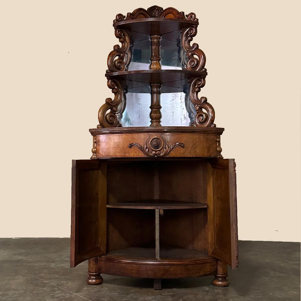 Paire d'armoires d'angle d'époque Napoléon III du 19ème siècle ~ Vaisseliers Bon état - En vente à Dallas, TX