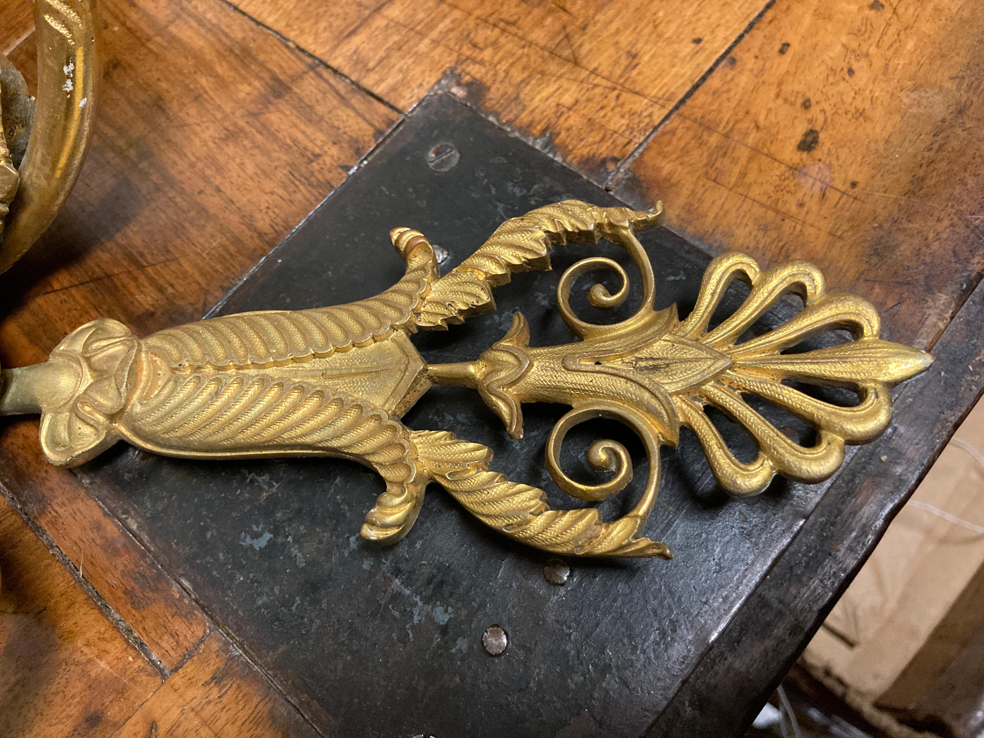 Coppia di appliques neoclassiche francesi in bronzo dorato, XIX secolo in vendita 10