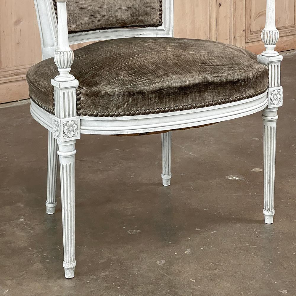 Paire de fauteuils néoclassiques français peints Louis XVI du 19ème siècle en vente 3