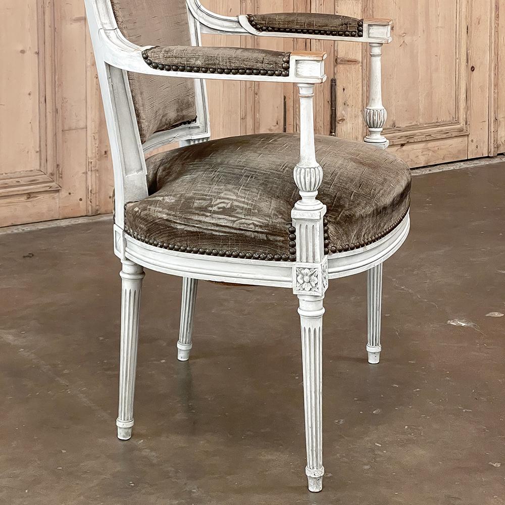 Paar französische neoklassizistische Louis-XVI-Sessel des 19. Jahrhunderts, bemalt im Angebot 3