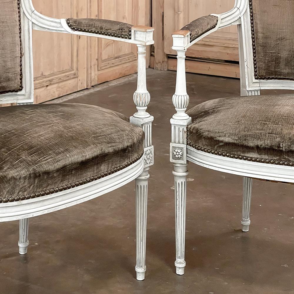 Paar französische neoklassizistische Louis-XVI-Sessel des 19. Jahrhunderts, bemalt im Angebot 4