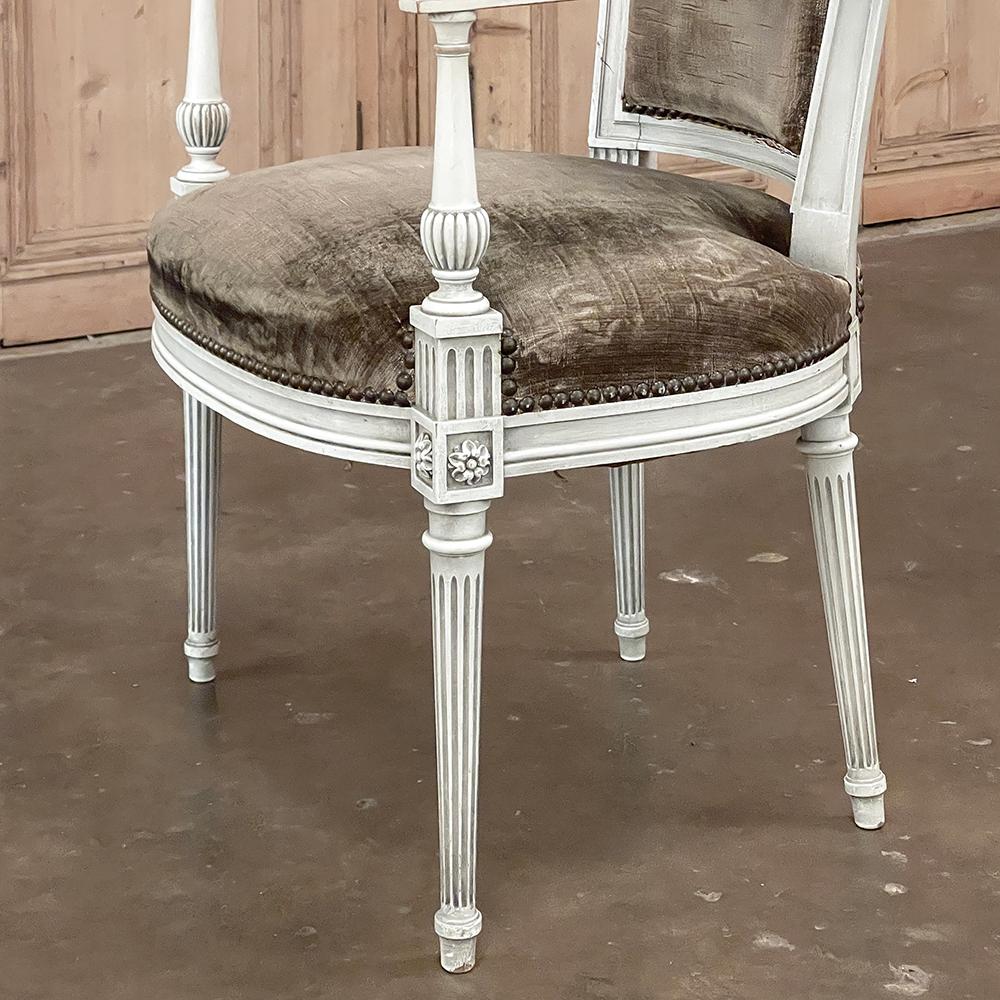 Paire de fauteuils néoclassiques français peints Louis XVI du 19ème siècle en vente 8